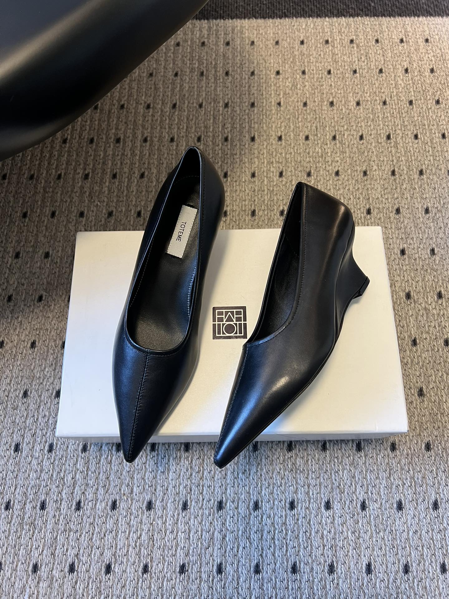 Totem*26ss早春新款尖头穆勒坡跟高跟鞋鞋面选用细腻的哑光皮革，触感柔软且质感高级；鞋身无多余装饰