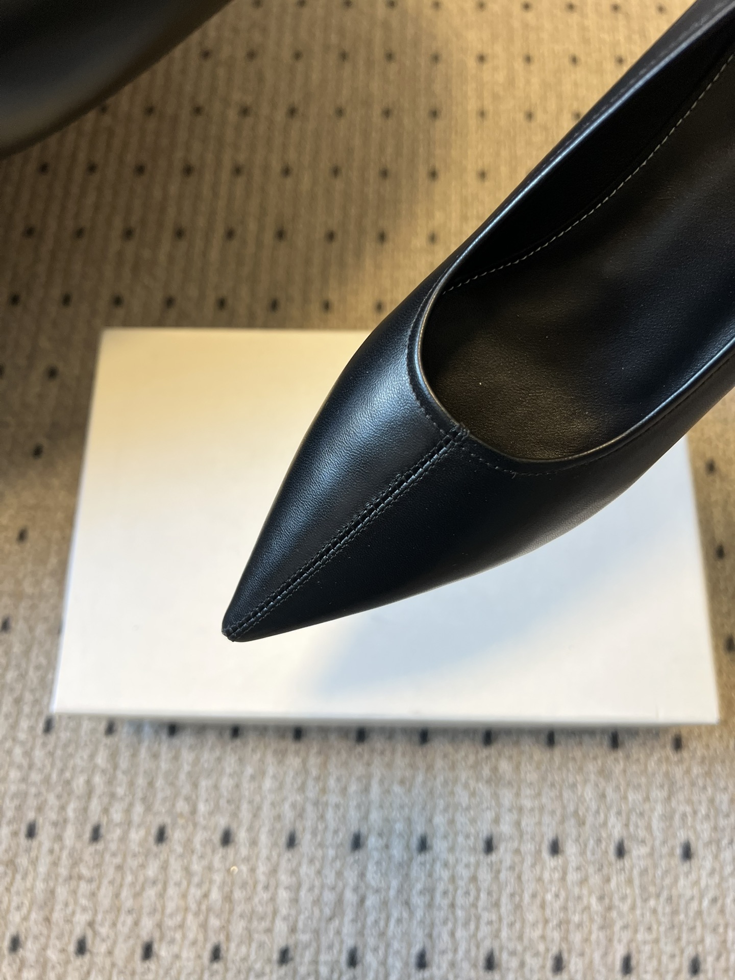 Totem*26ss早春新款尖头穆勒坡跟高跟鞋鞋面选用细腻的哑光皮革，触感柔软且质感高级；鞋身无多余装饰