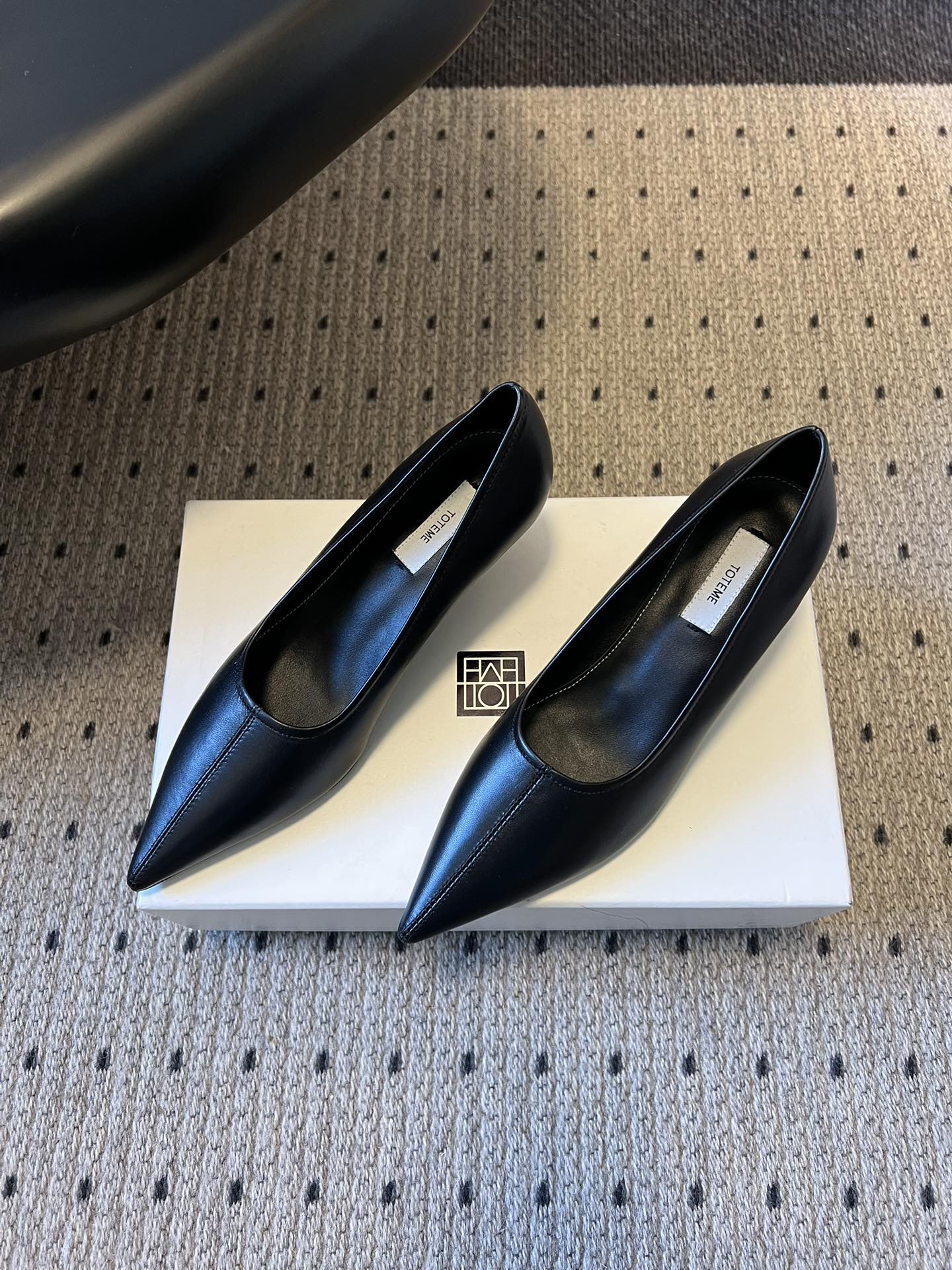 Totem*26ss早春新款尖头穆勒坡跟高跟鞋鞋面选用细腻的哑光皮革，触感柔软且质感高级；鞋身无多余装饰