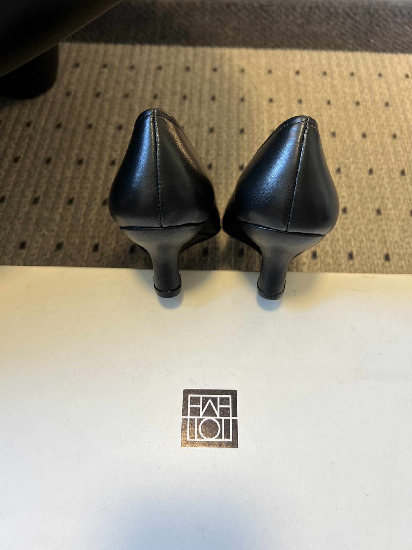 Totem*26ss早春新款尖头穆勒坡跟高跟鞋鞋面选用细腻的哑光皮革，触感柔软且质感高级；鞋身无多余装饰