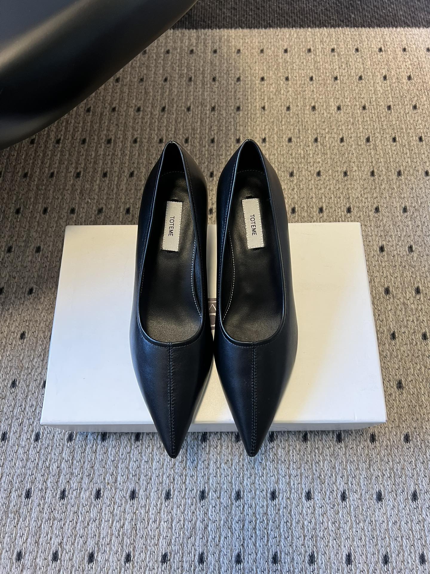 Totem*26ss早春新款尖头穆勒坡跟高跟鞋鞋面选用细腻的哑光皮革，触感柔软且质感高级；鞋身无多余装饰