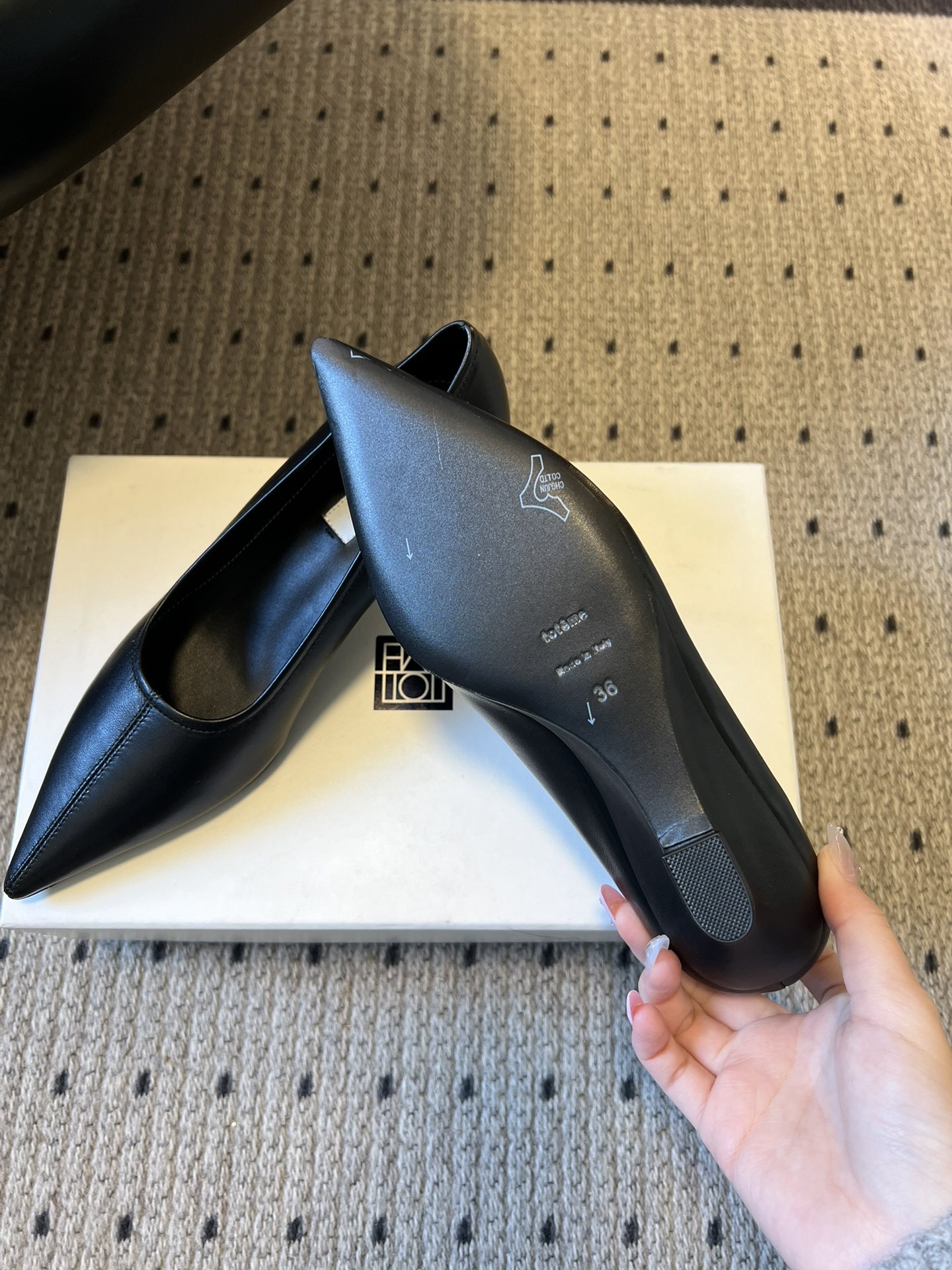 Totem*26ss早春新款尖头穆勒坡跟高跟鞋鞋面选用细腻的哑光皮革，触感柔软且质感高级；鞋身无多余装饰