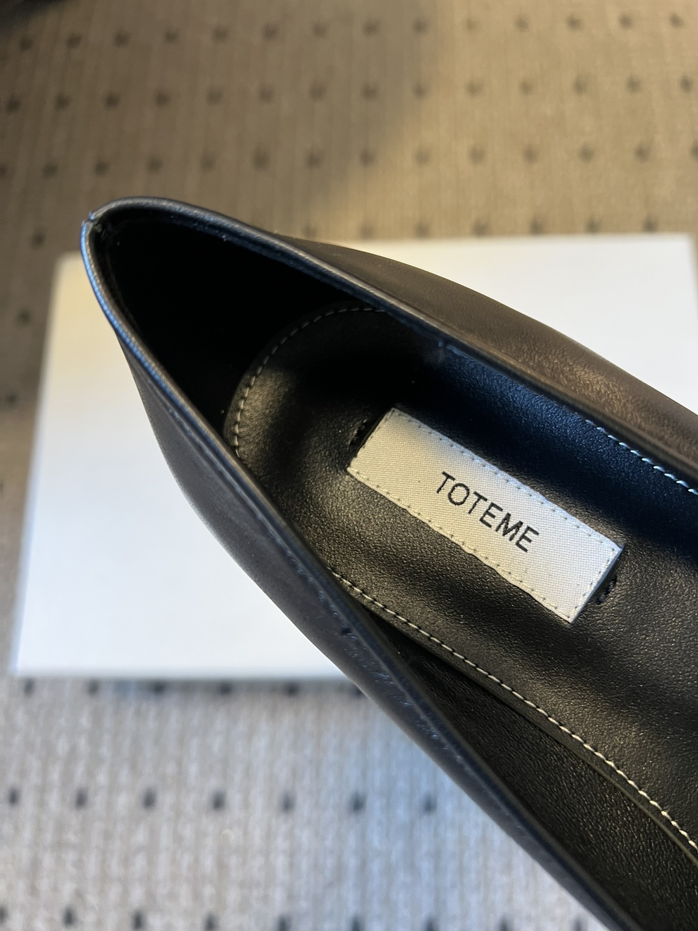 Totem*26ss早春新款尖头穆勒坡跟高跟鞋鞋面选用细腻的哑光皮革，触感柔软且质感高级；鞋身无多余装饰