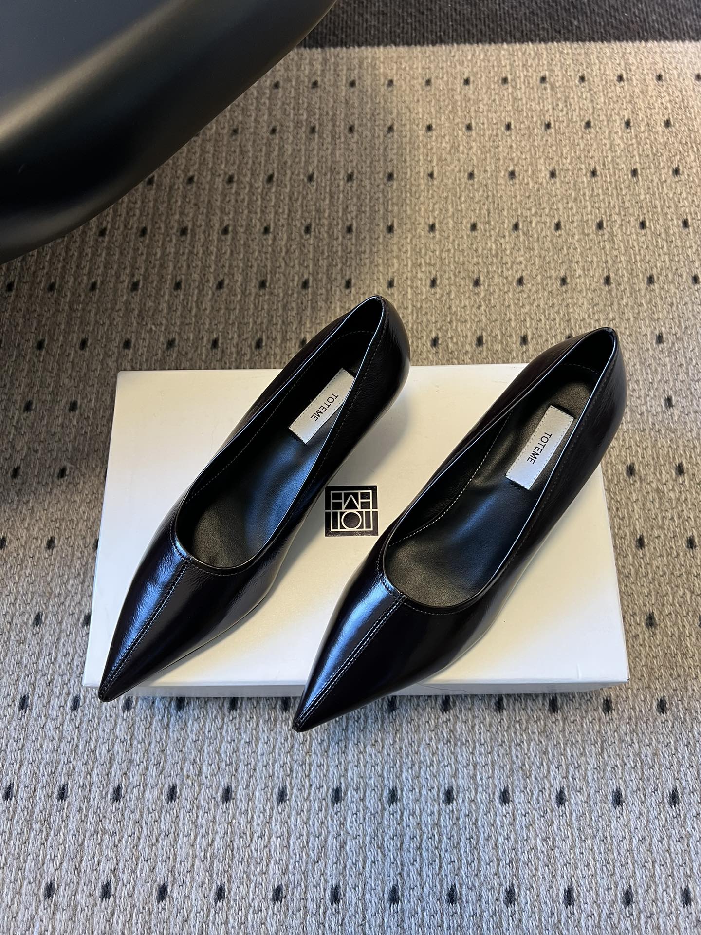 Totem*26ss早春新款尖头穆勒坡跟高跟鞋鞋面选用细腻的哑光皮革，触感柔软且质感高级；鞋身无多余装饰