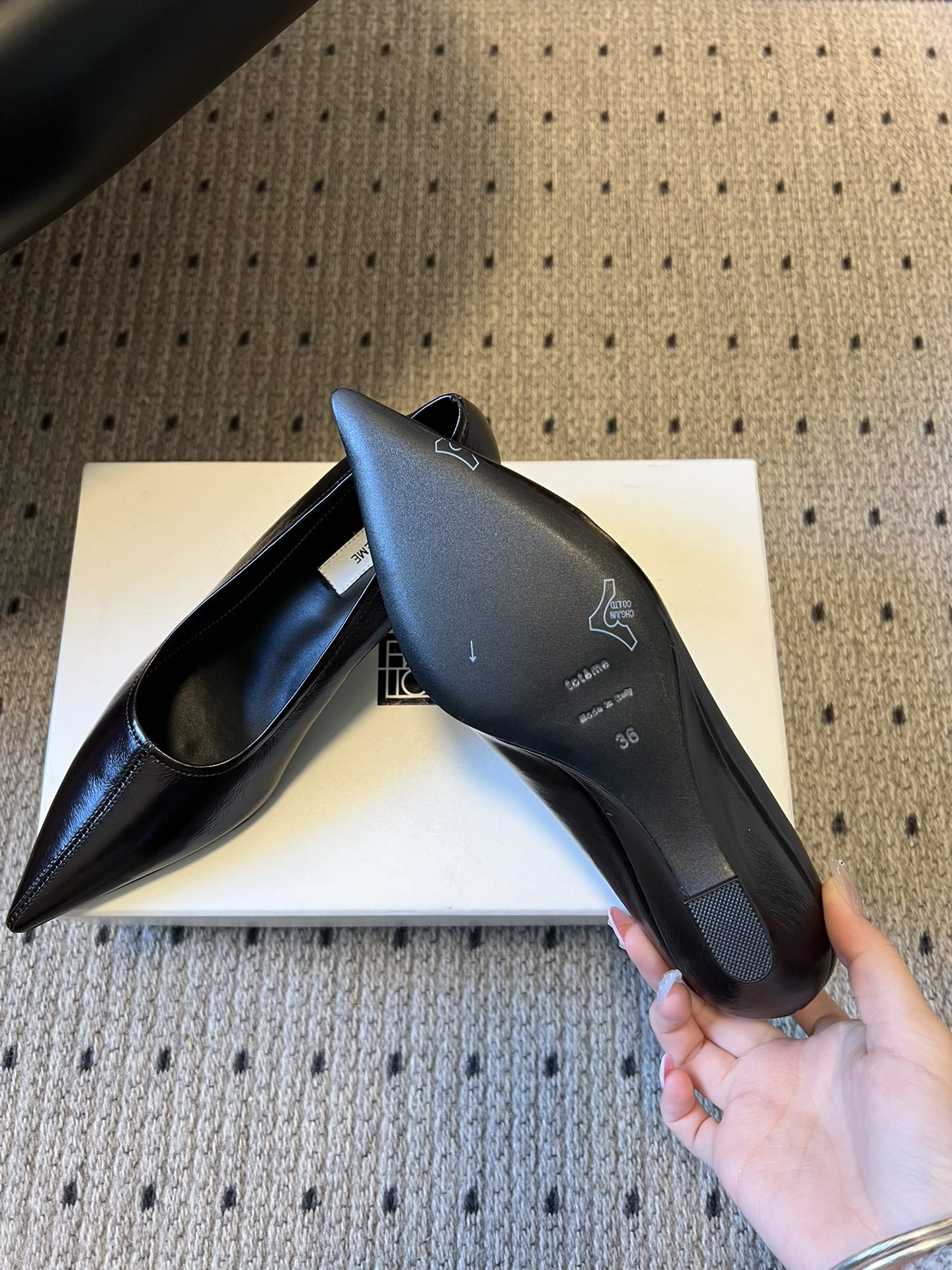 Totem*26ss早春新款尖头穆勒坡跟高跟鞋鞋面选用细腻的哑光皮革，触感柔软且质感高级；鞋身无多余装饰