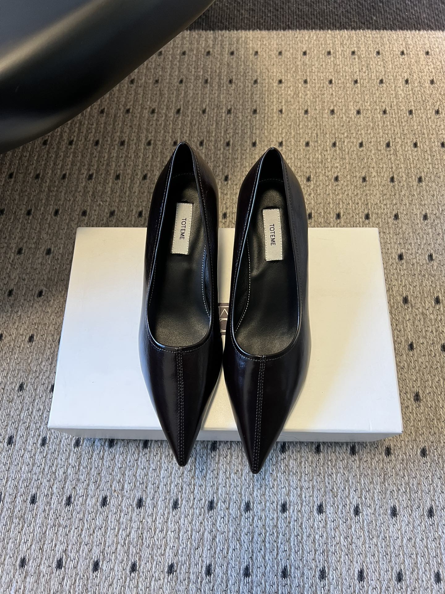 NO:695238,Totem*26ss new early spring pointed-toe Muller wedge high-heeled shoes. The upper is made of fine matte leather, which is soft to the touch and has a high-end texture. The shoe body has no unnecessary decoration, and is only outlined with simple stitching technology, continuing TOTEME's iconic Nordic minimalist design style. The insole is made of soft leather, which improves the foot feel when walking.  It focuses on minimalist and high-end style, suitable for various scenes such as workplace commuting, daily leisure, and casual style; the color scheme covers three classic colors of off-white, burgundy, and pure black. Off-white is fresh and simple, burgundy is retro and rich, and pure black is calm and versatile. It can be easily matched with different styles of clothing. Upper cowhide, lining sheepskin, outsole Italian leather outsole, increased by 4cm, size 35-41 (customized sizes 40 and 41 are not returnable), high-heeled shoes, high  heels,cowhide,sheepskin,Leather soles19860909Totem*26ss早春新款尖头穆勒坡跟高跟鞋 鞋面选用细腻的哑光皮革,触感柔软且质感高级；鞋身无多余装饰,仅以简洁的车线工艺勾勒轮廓,延续TOTEME标志性的北欧极简设计风格；鞋垫为软质皮革,提升行走时的脚感. 主打极简高级风,适配职场通勤、日常休闲、轻熟风穿搭等多种场景；配色涵盖米白、酒红、纯黑三款经典色系,米白清新简约,酒红复古浓郁,纯黑沉稳百搭,能与不同风格的服装轻松搭配. 鞋面牛皮 内里羊皮 大底意大利真皮大底 增高4cm size35-41码（40、41码定制不退换）,高跟鞋单鞋,high heels,cowhide,sheepskin,Leather soles,Women's Shoes