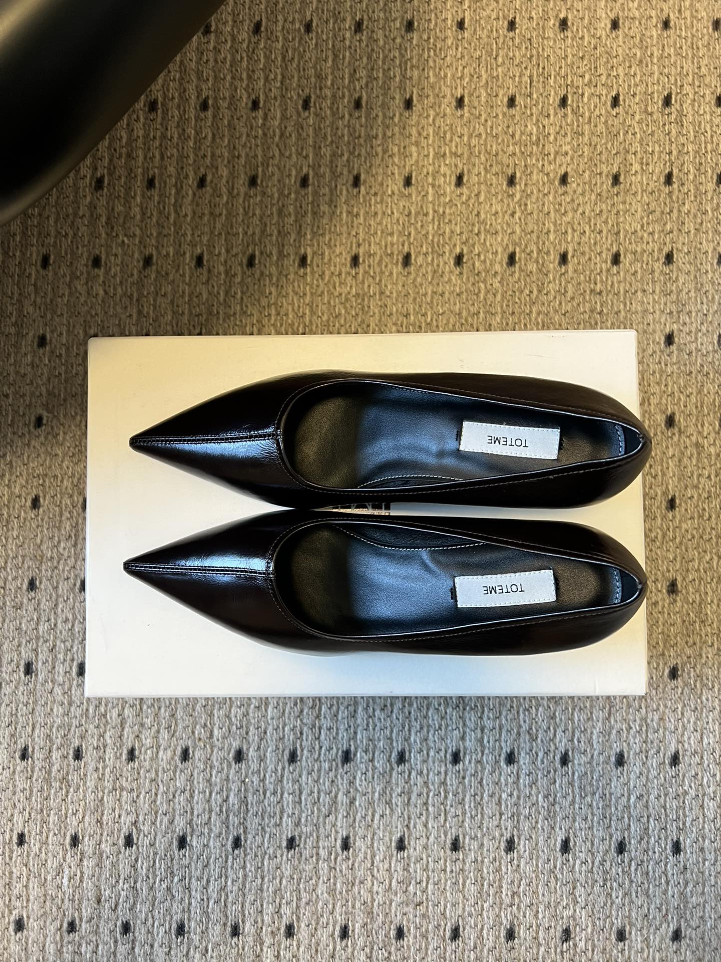 Totem*26ss早春新款尖头穆勒坡跟高跟鞋鞋面选用细腻的哑光皮革，触感柔软且质感高级；鞋身无多余装饰