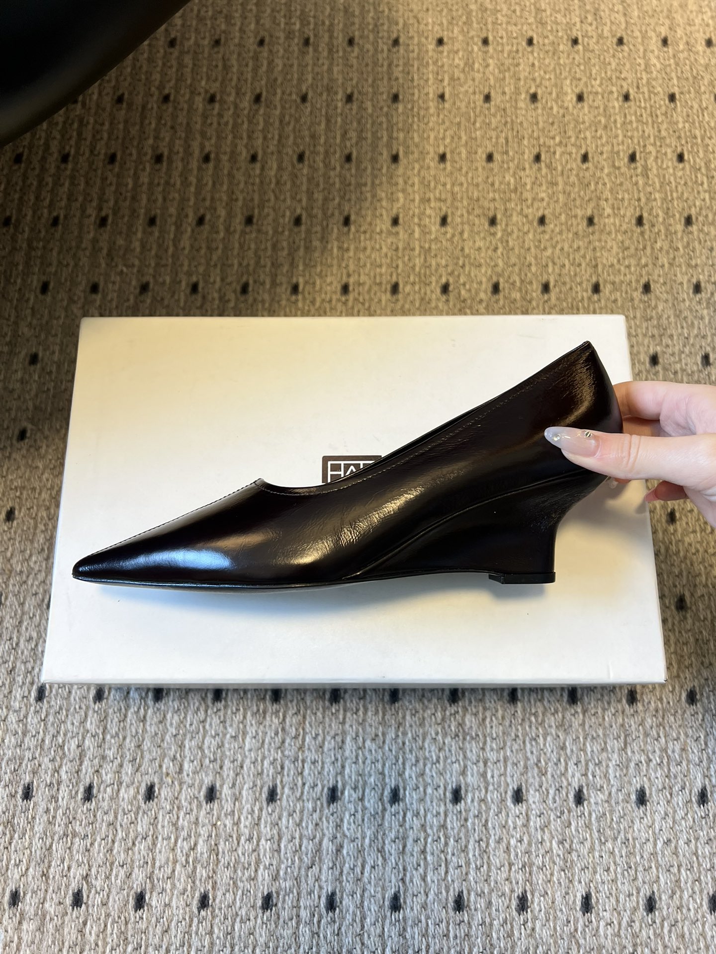 Totem*26ss早春新款尖头穆勒坡跟高跟鞋鞋面选用细腻的哑光皮革，触感柔软且质感高级；鞋身无多余装饰