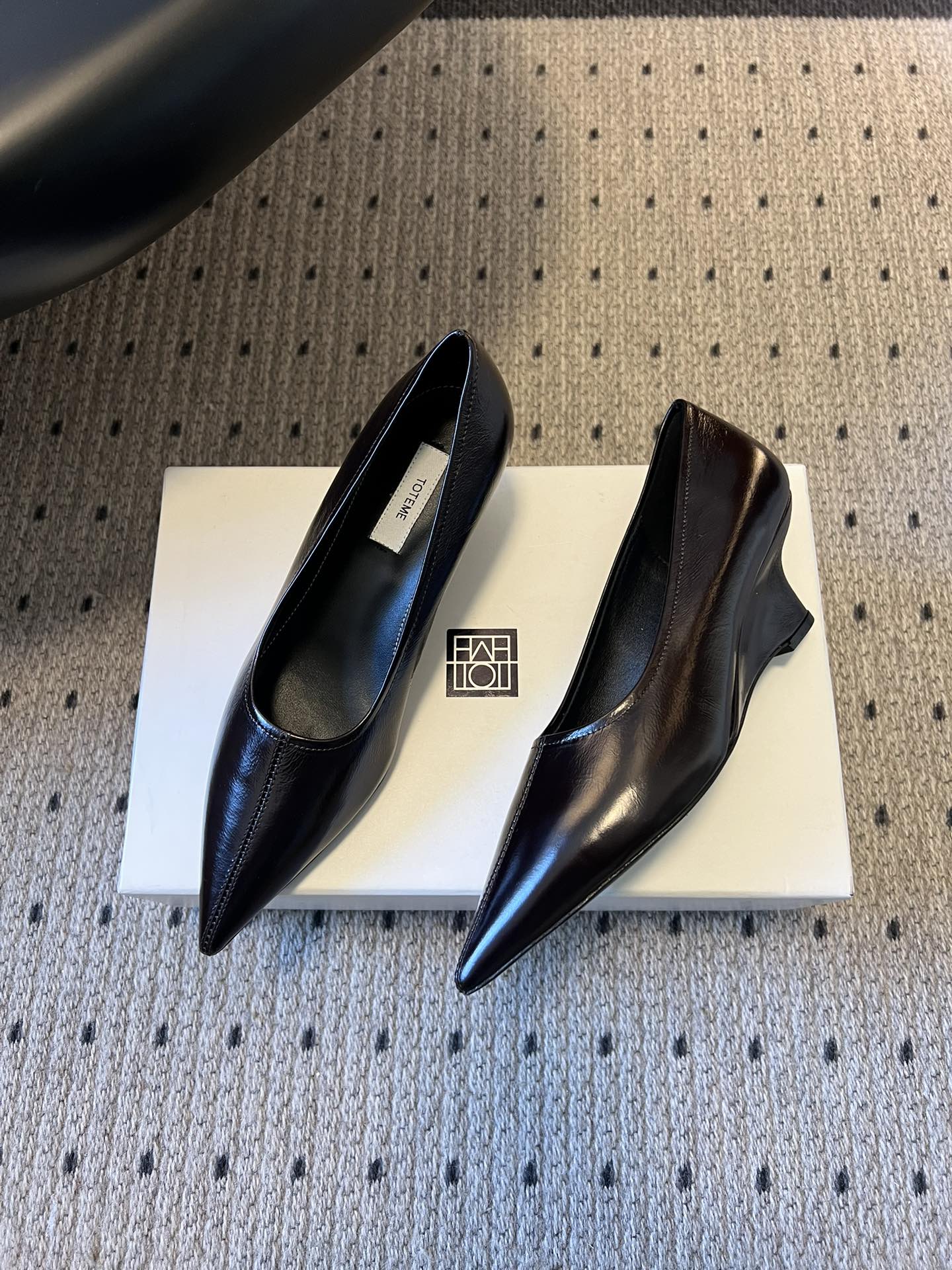 Totem*26ss早春新款尖头穆勒坡跟高跟鞋鞋面选用细腻的哑光皮革，触感柔软且质感高级；鞋身无多余装饰