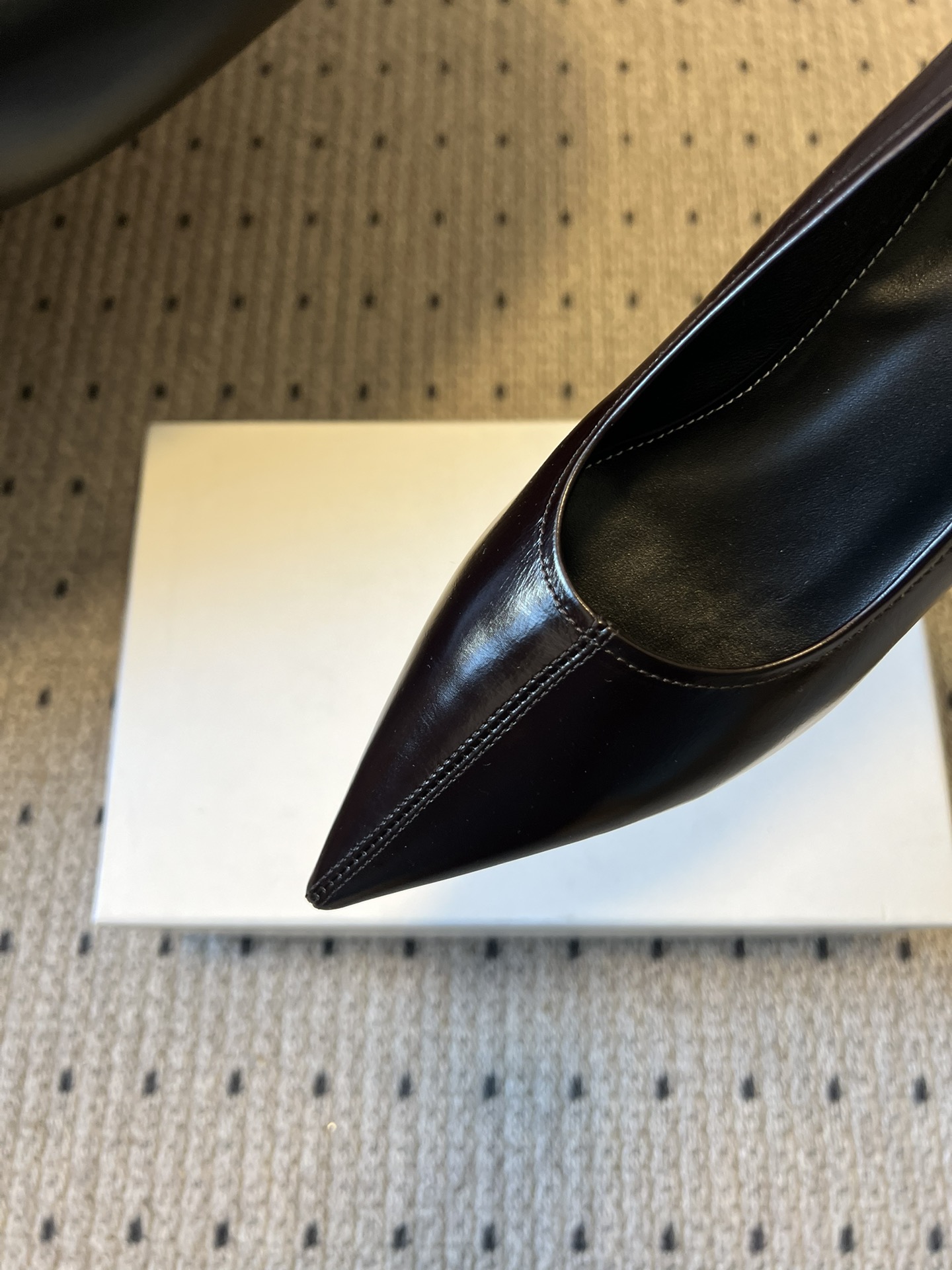 Totem*26ss早春新款尖头穆勒坡跟高跟鞋鞋面选用细腻的哑光皮革，触感柔软且质感高级；鞋身无多余装饰