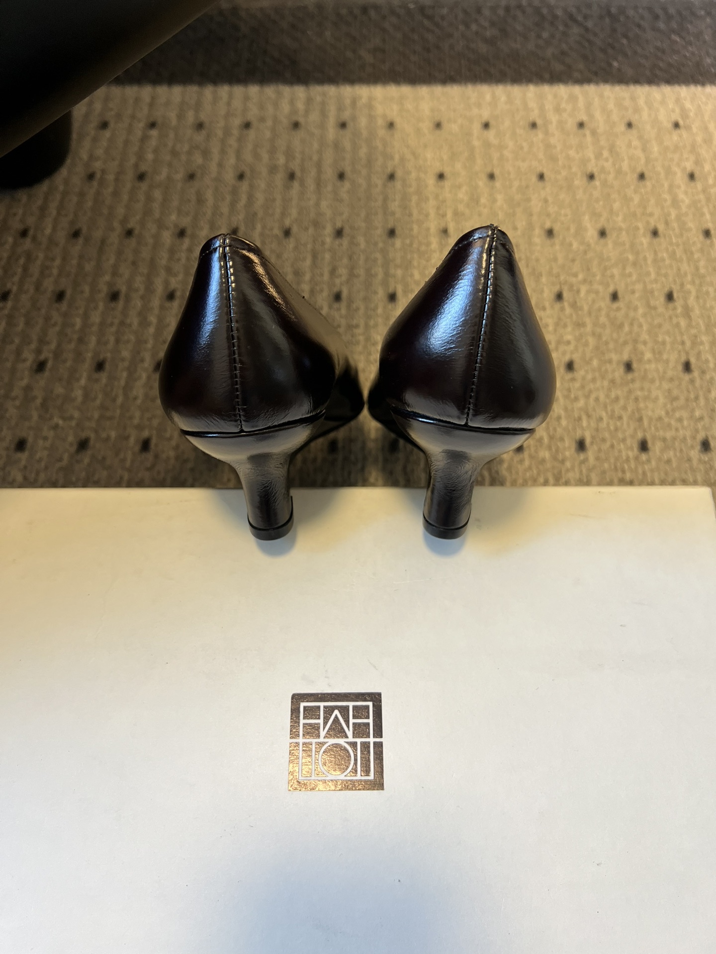 Totem*26ss早春新款尖头穆勒坡跟高跟鞋鞋面选用细腻的哑光皮革，触感柔软且质感高级；鞋身无多余装饰