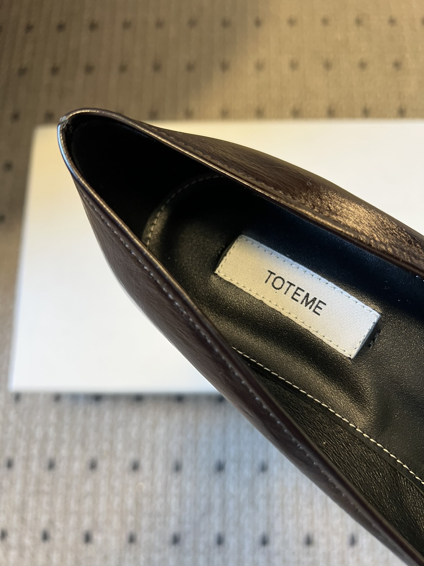 Totem*26ss早春新款尖头穆勒坡跟高跟鞋鞋面选用细腻的哑光皮革，触感柔软且质感高级；鞋身无多余装饰