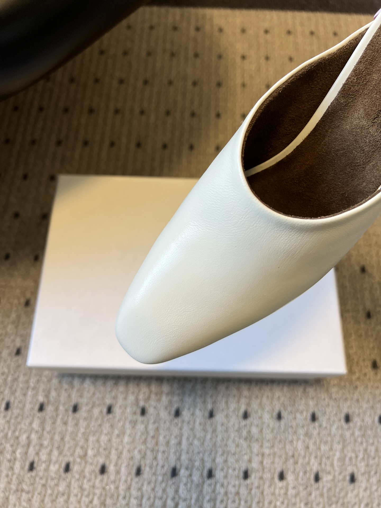 Khait*26ss早春新款尖头穆勒半拖高跟鞋采用微方尖的穆勒半拖鞋型，鞋头线条利落且略带圆润弧度，不挑