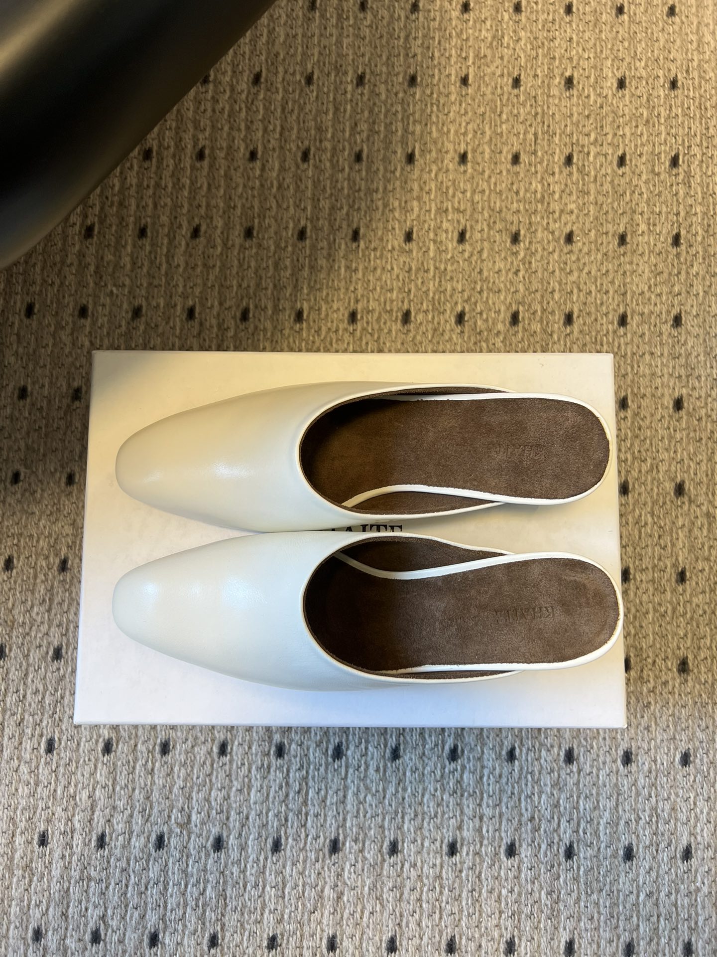 Khait*26ss早春新款尖头穆勒半拖高跟鞋采用微方尖的穆勒半拖鞋型，鞋头线条利落且略带圆润弧度，不挑