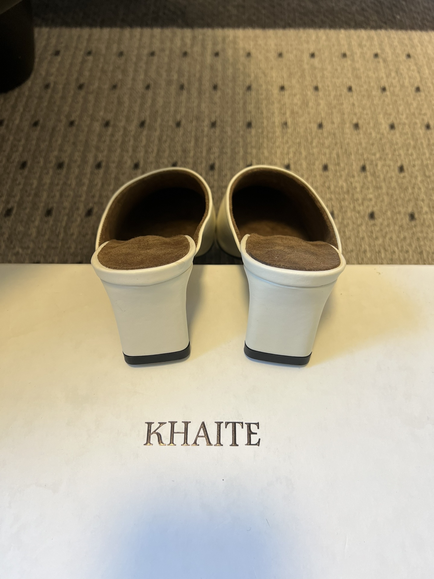 Khait*26ss早春新款尖头穆勒半拖高跟鞋采用微方尖的穆勒半拖鞋型，鞋头线条利落且略带圆润弧度，不挑