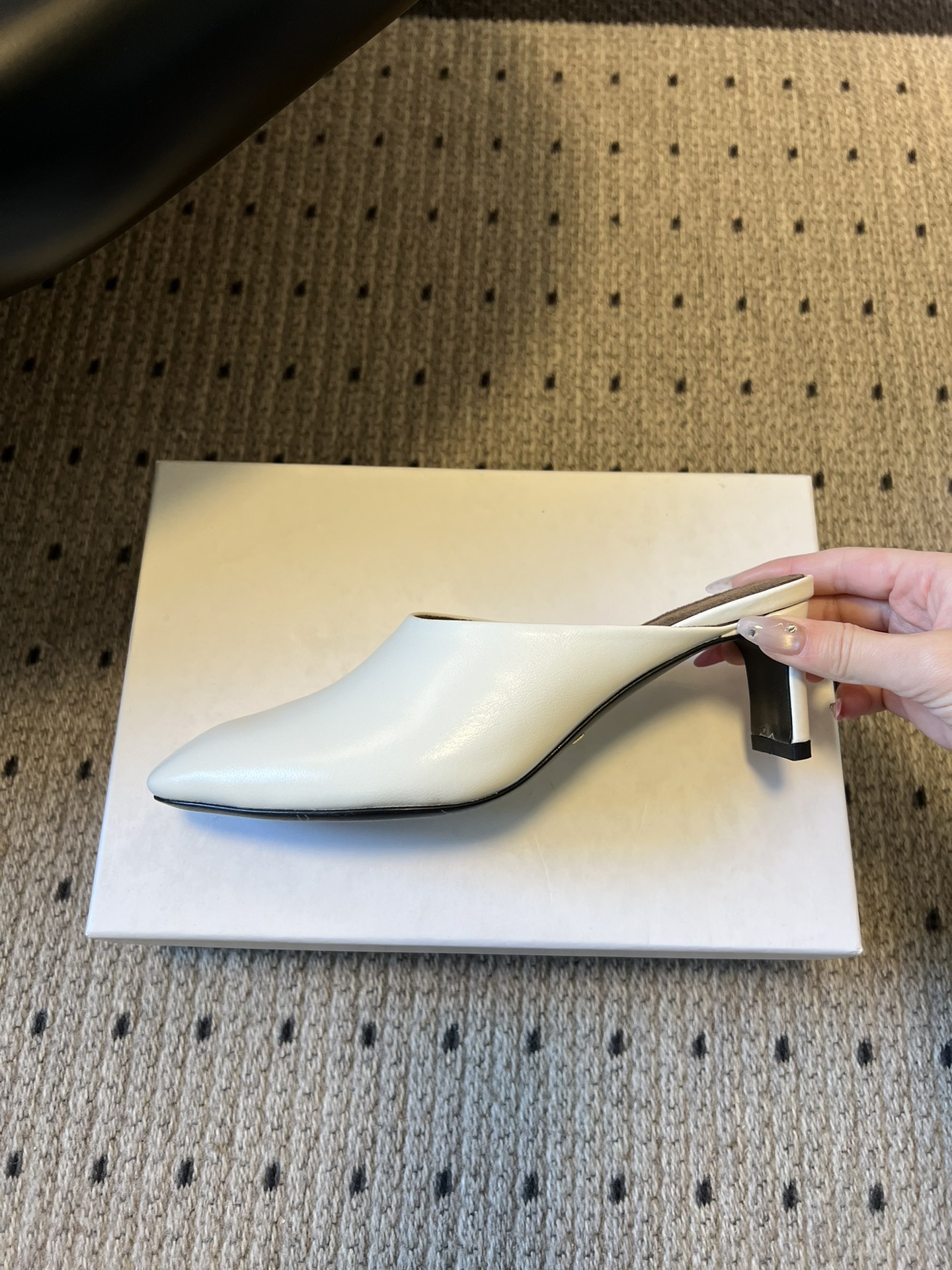 Khait*26ss早春新款尖头穆勒半拖高跟鞋采用微方尖的穆勒半拖鞋型，鞋头线条利落且略带圆润弧度，不挑