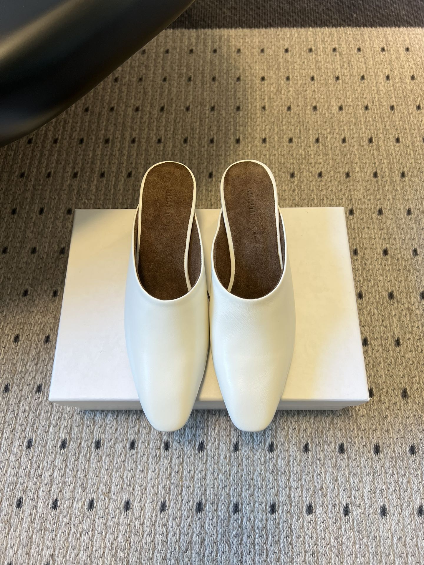 Khait*26ss早春新款尖头穆勒半拖高跟鞋采用微方尖的穆勒半拖鞋型，鞋头线条利落且略带圆润弧度，不挑