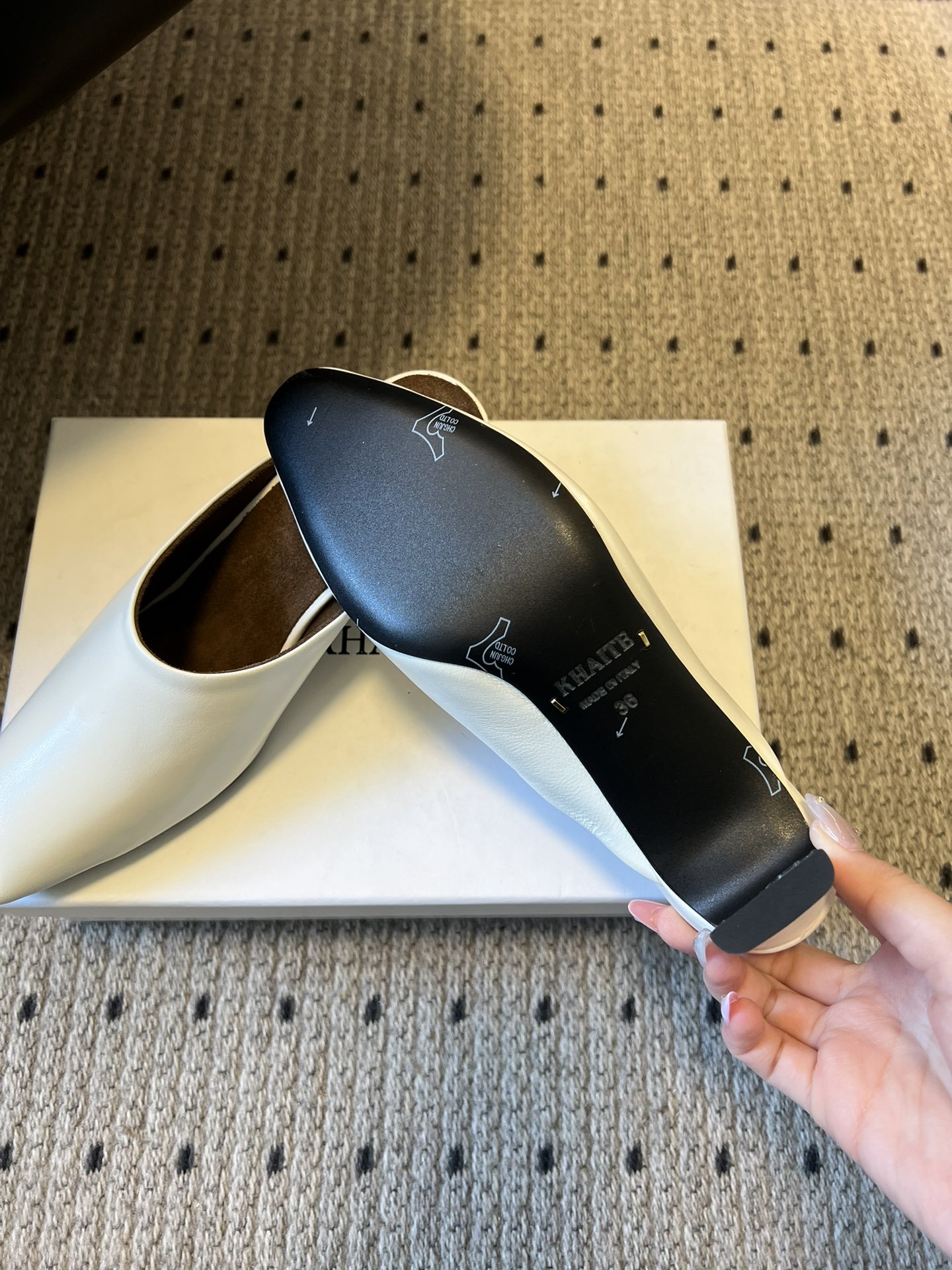 Khait*26ss早春新款尖头穆勒半拖高跟鞋采用微方尖的穆勒半拖鞋型，鞋头线条利落且略带圆润弧度，不挑