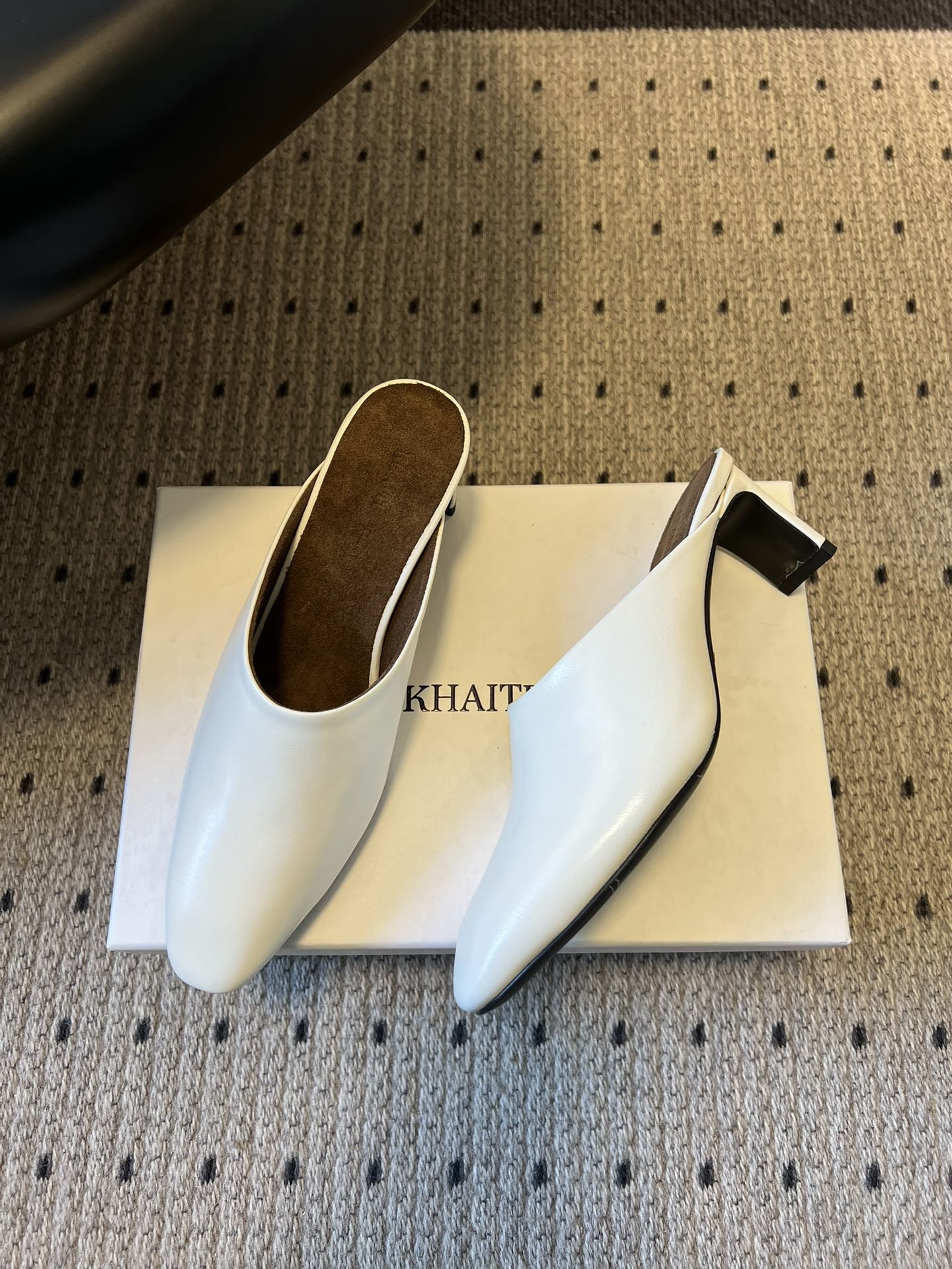 Khait*26ss早春新款尖头穆勒半拖高跟鞋采用微方尖的穆勒半拖鞋型，鞋头线条利落且略带圆润弧度，不挑
