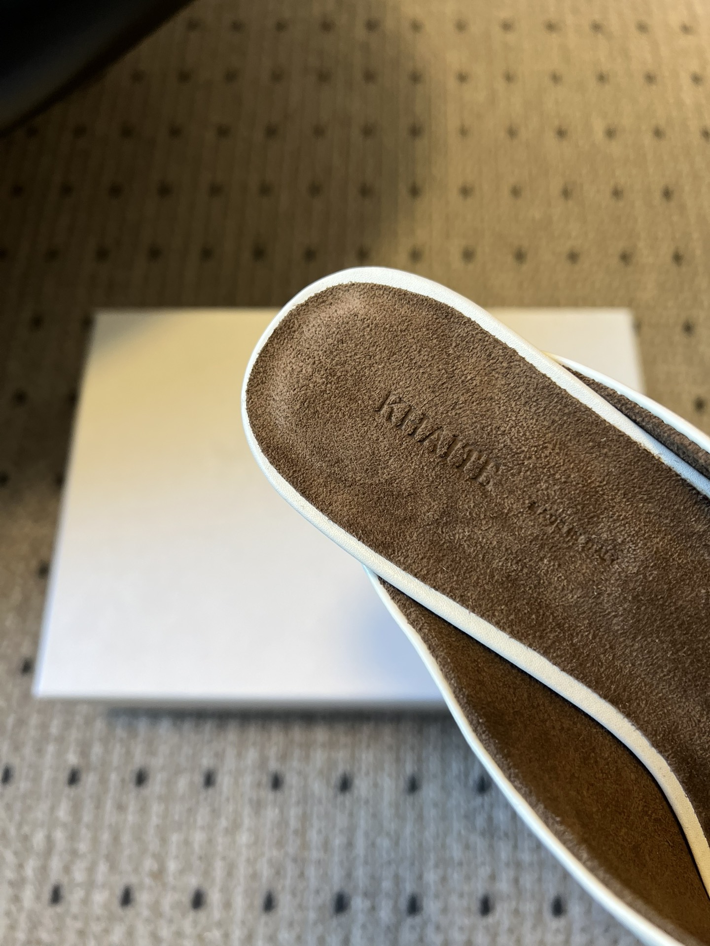 Khait*26ss早春新款尖头穆勒半拖高跟鞋采用微方尖的穆勒半拖鞋型，鞋头线条利落且略带圆润弧度，不挑