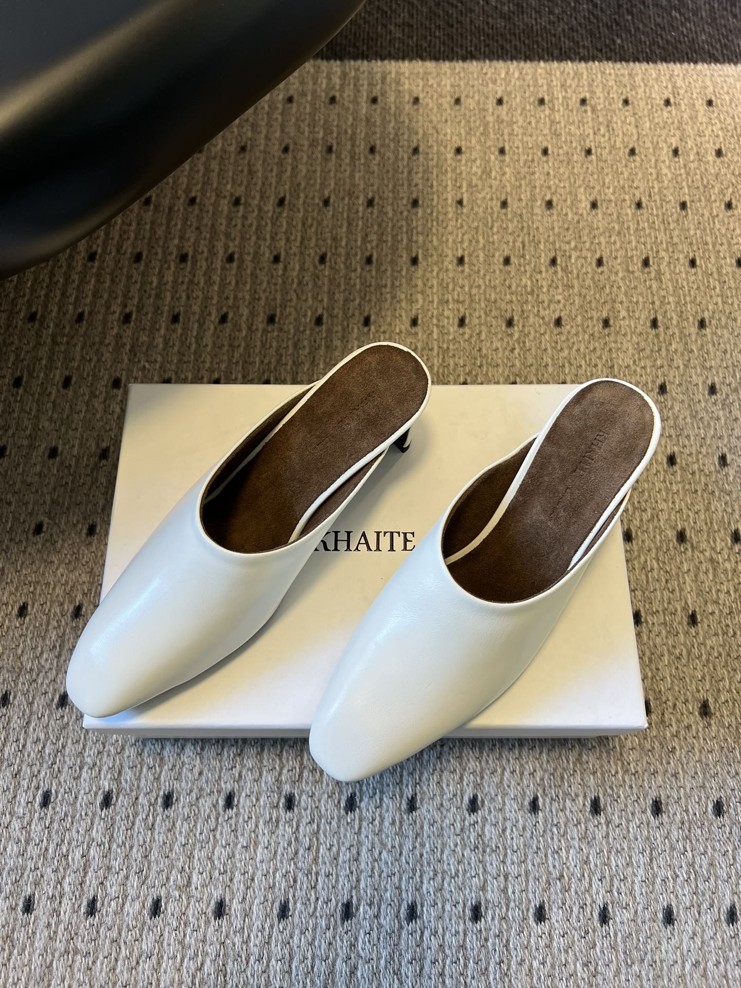 Khait*26ss早春新款尖头穆勒半拖高跟鞋采用微方尖的穆勒半拖鞋型，鞋头线条利落且略带圆润弧度，不挑