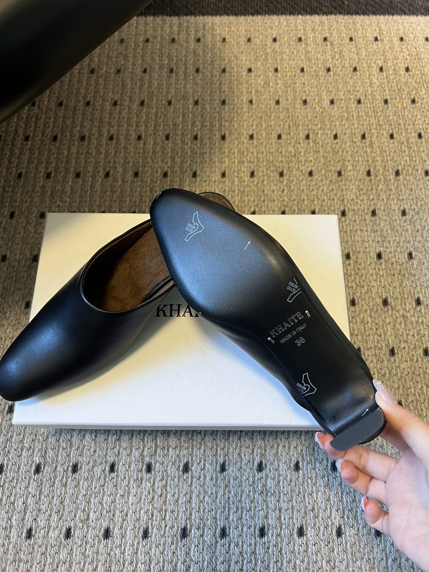 Khait*26ss早春新款尖头穆勒半拖高跟鞋采用微方尖的穆勒半拖鞋型，鞋头线条利落且略带圆润弧度，不挑