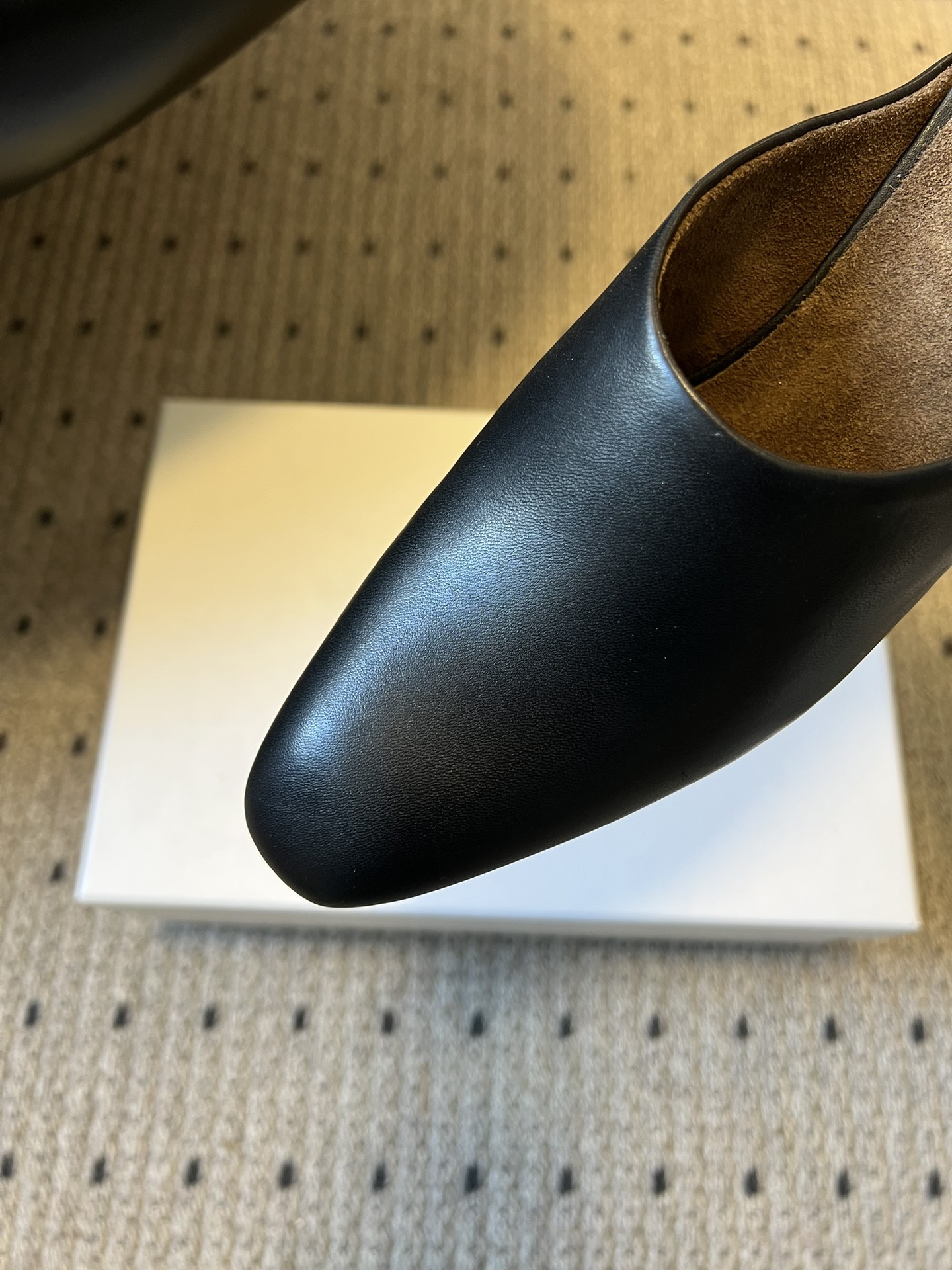 Khait*26ss早春新款尖头穆勒半拖高跟鞋采用微方尖的穆勒半拖鞋型，鞋头线条利落且略带圆润弧度，不挑