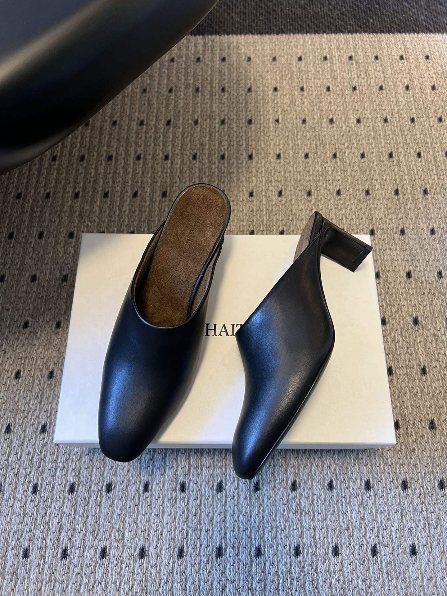 Khait*26ss早春新款尖头穆勒半拖高跟鞋采用微方尖的穆勒半拖鞋型，鞋头线条利落且略带圆润弧度，不挑