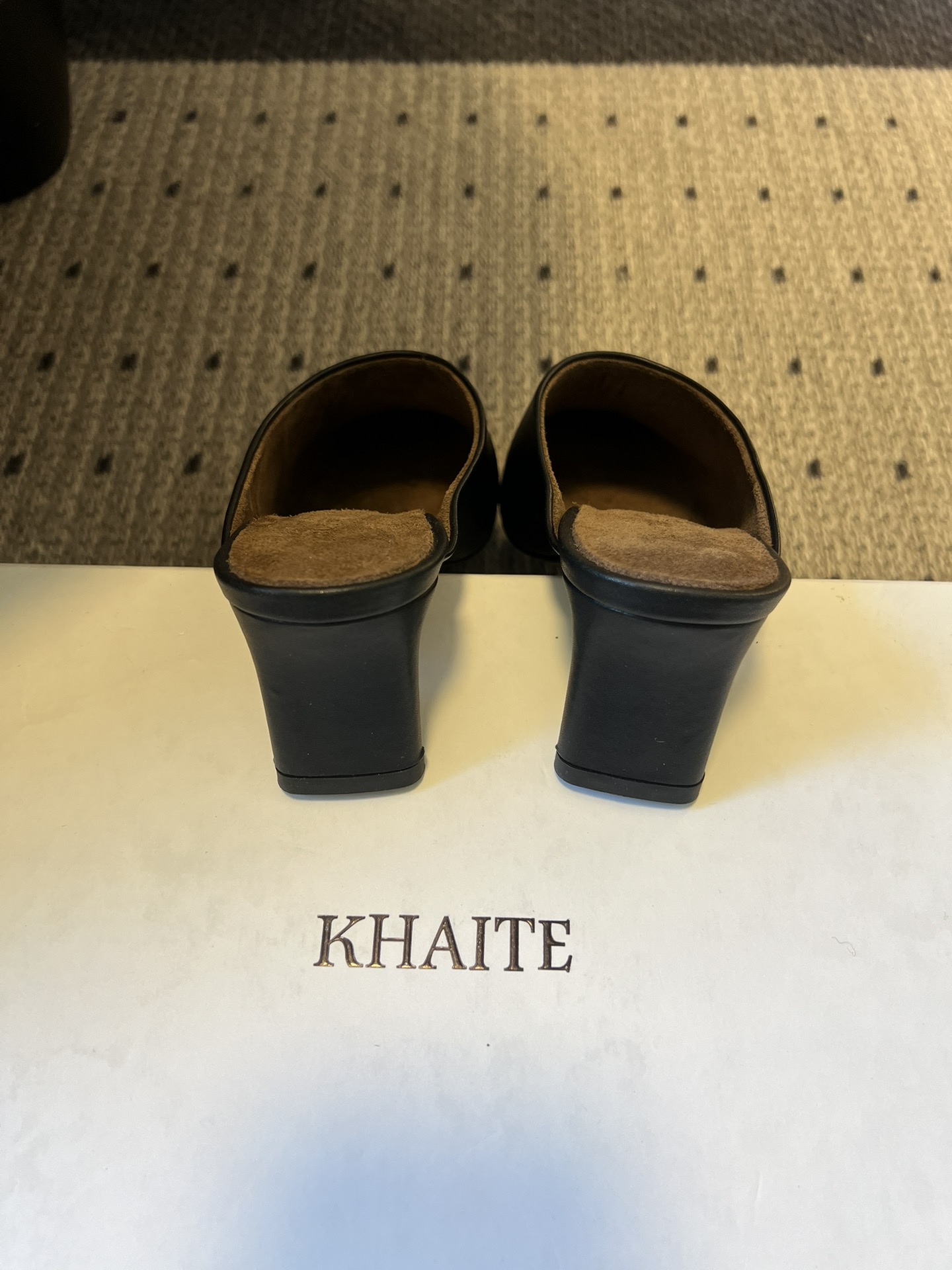 Khait*26ss早春新款尖头穆勒半拖高跟鞋采用微方尖的穆勒半拖鞋型，鞋头线条利落且略带圆润弧度，不挑