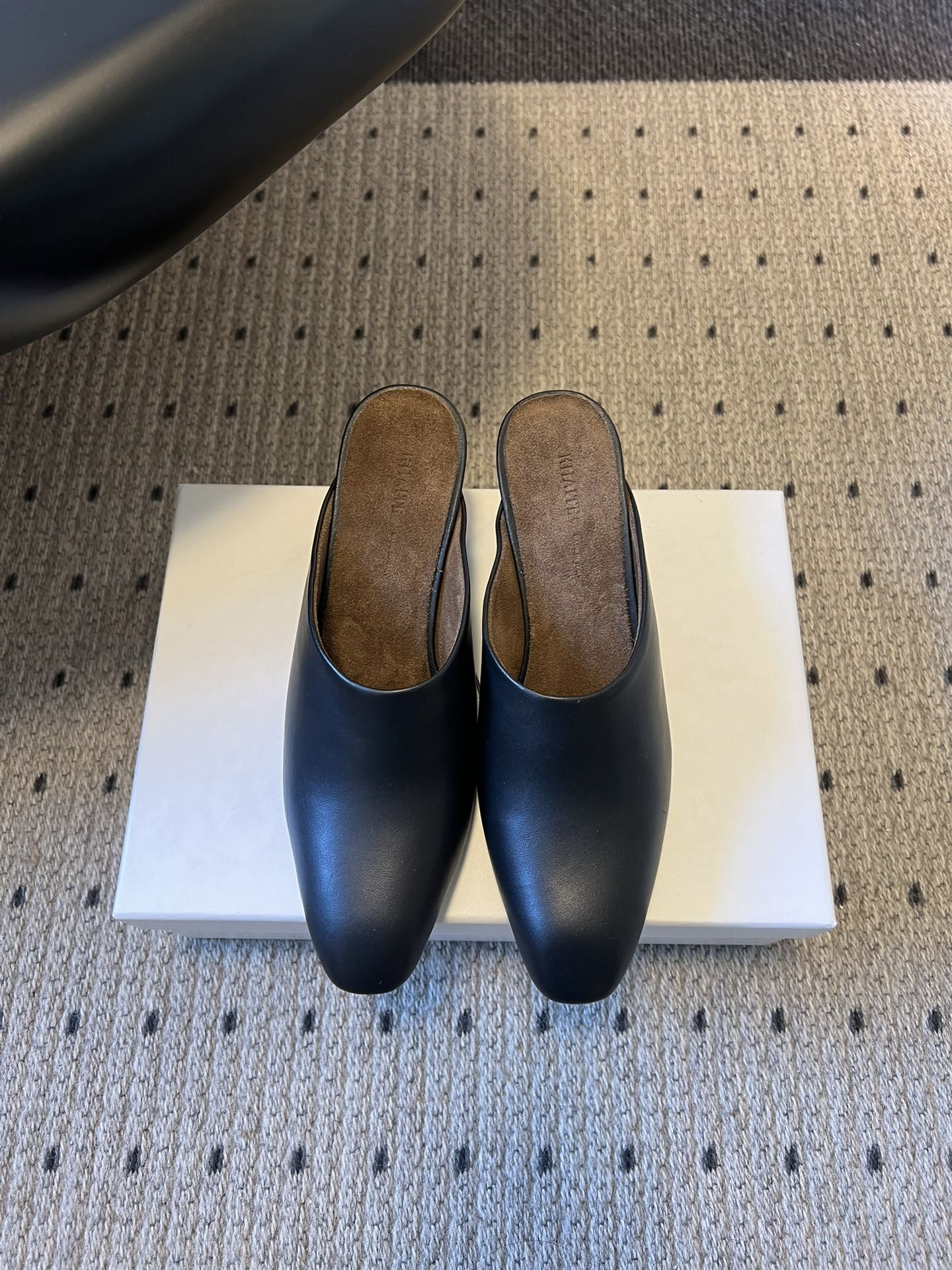 NO:695244,Khait*26ss new early spring pointed-toe Mule half-slipper high heels adopt a slightly square-point Muller half-slipper shape. The toe line is neat and slightly rounded. It can modify the proportion of the foot without picking the foot shape. The heelless design makes it easy to put on and take off. The low-heeled structure takes into account elegance and comfort for daily walking.  The basic black and white models are made of matte and fine leather material, which is soft to the touch and has a high-end texture; the leopard print model is made of horse hair, with a natural three-dimensional texture, adding wild details; the shoe body has no unnecessary decoration, and is only outlined with a simple hemming process, highlighting the brand's low-key luxury. Upper cowhide/horse hair lining Sheepskin outsole Italian leather outsole Increased by 5cm size 35-41 (customized sizes 40 and 41 are not returnable), half drag, high  heels,slippers,cowhide,sheepskin,Leather soles19860909Khait*26ss早春新款尖头穆勒半拖高跟鞋 采用微方尖的穆勒半拖鞋型,鞋头线条利落且略带圆润弧度,不挑脚型还能修饰脚部比例；无后跟的穿脱设计便捷性拉满,低跟的结构兼顾了优雅感与日常行走的舒适度. 基础黑、白款选用哑光细腻的真皮材质,触感软糯且质感高级；豹纹款采用马毛材质,纹理自然立体,增添野性细节；鞋身无多余装饰,仅以简洁的包边工艺勾勒轮廓,凸显品牌低调的奢华感. 鞋面牛皮/马毛 内里羊皮 大底意大利真皮大底 增高5cm size35-41码（40、41码定制不退换）,半拖,high heels,slippers,cowhide,sheepskin,Leather soles,Women's Shoes