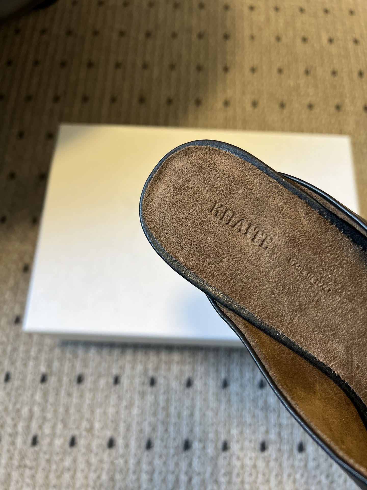 Khait*26ss早春新款尖头穆勒半拖高跟鞋采用微方尖的穆勒半拖鞋型，鞋头线条利落且略带圆润弧度，不挑