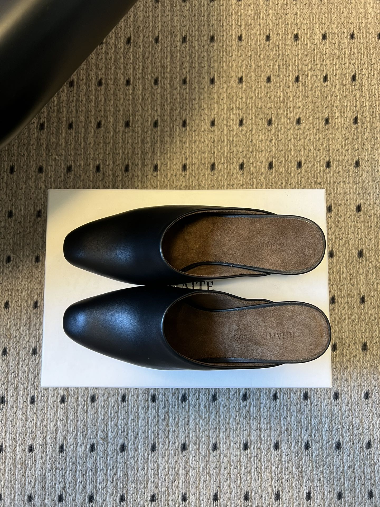 Khait*26ss早春新款尖头穆勒半拖高跟鞋采用微方尖的穆勒半拖鞋型，鞋头线条利落且略带圆润弧度，不挑