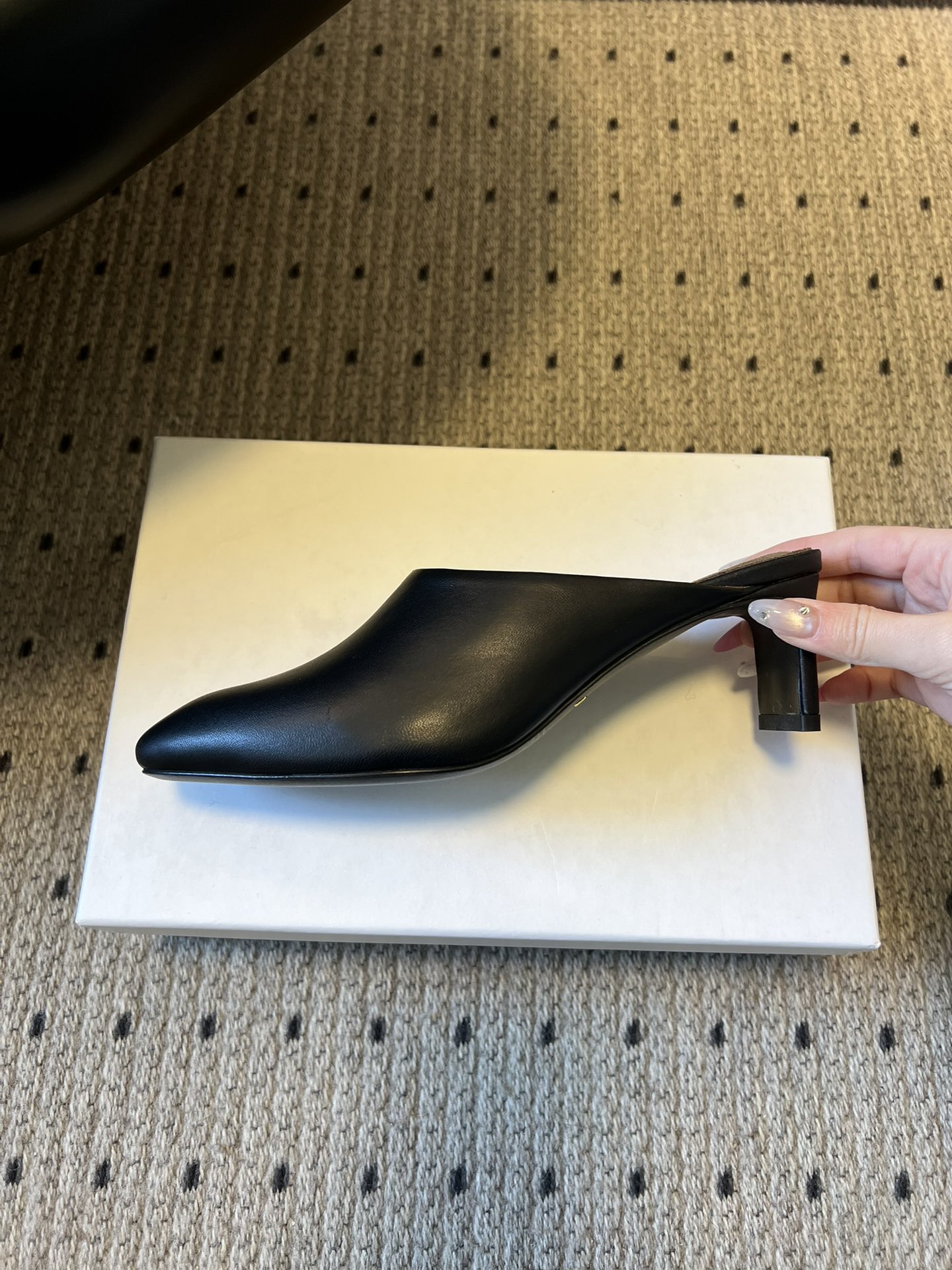 Khait*26ss早春新款尖头穆勒半拖高跟鞋采用微方尖的穆勒半拖鞋型，鞋头线条利落且略带圆润弧度，不挑