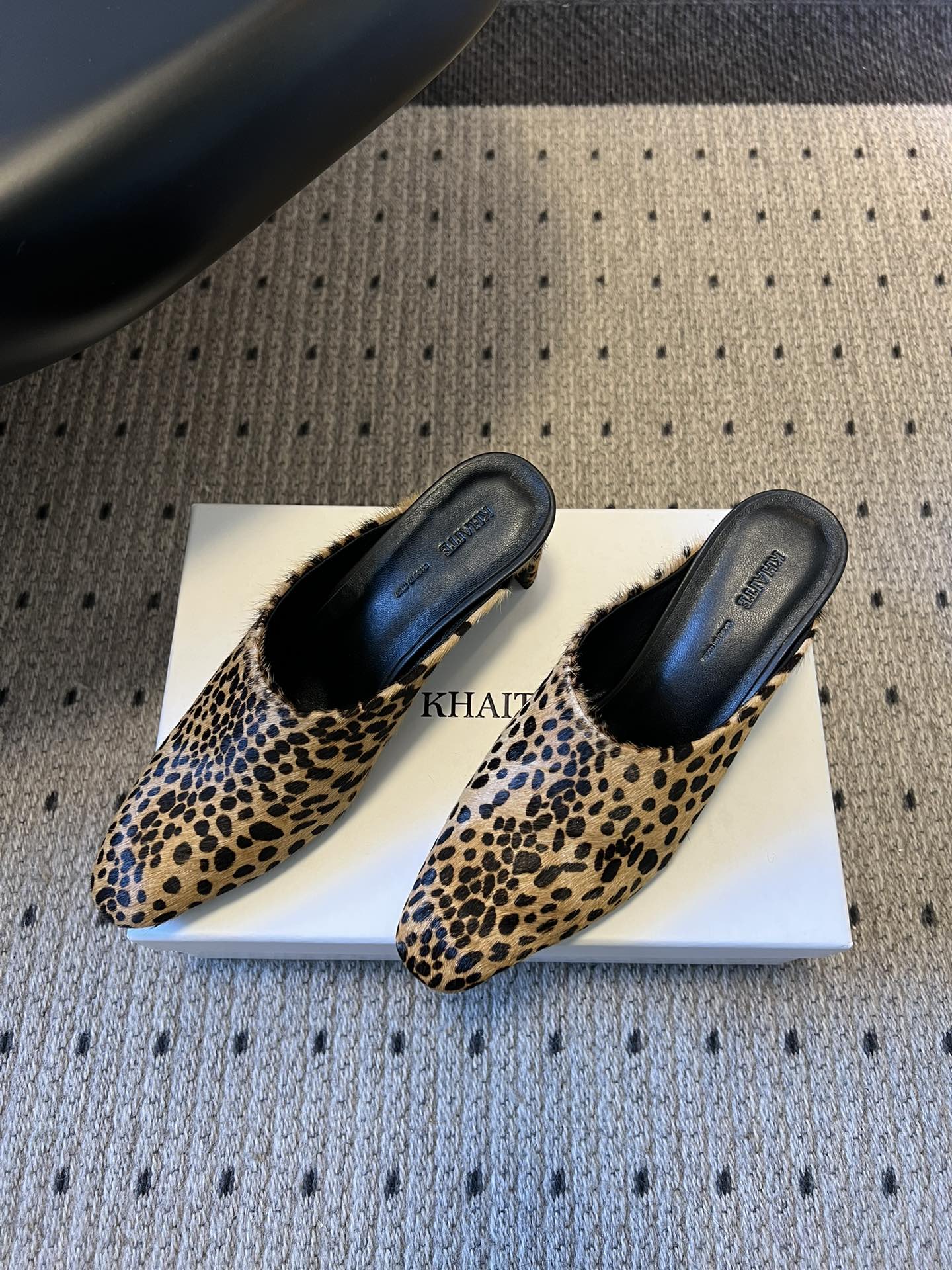 Khait*26ss早春新款尖头穆勒半拖高跟鞋采用微方尖的穆勒半拖鞋型，鞋头线条利落且略带圆润弧度，不挑