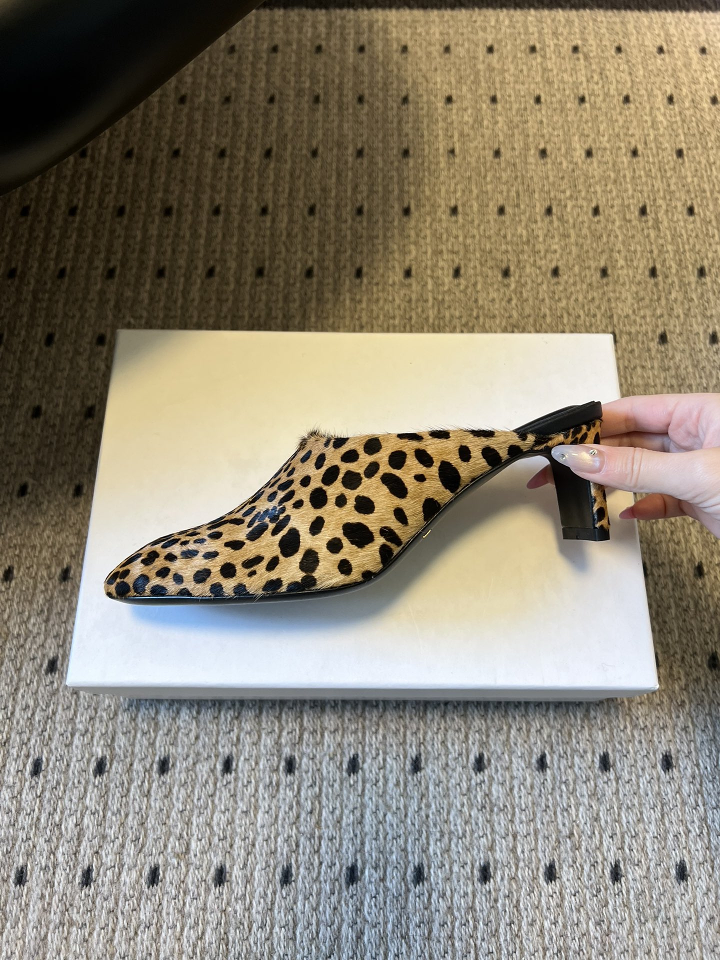 Khait*26ss早春新款尖头穆勒半拖高跟鞋采用微方尖的穆勒半拖鞋型，鞋头线条利落且略带圆润弧度，不挑