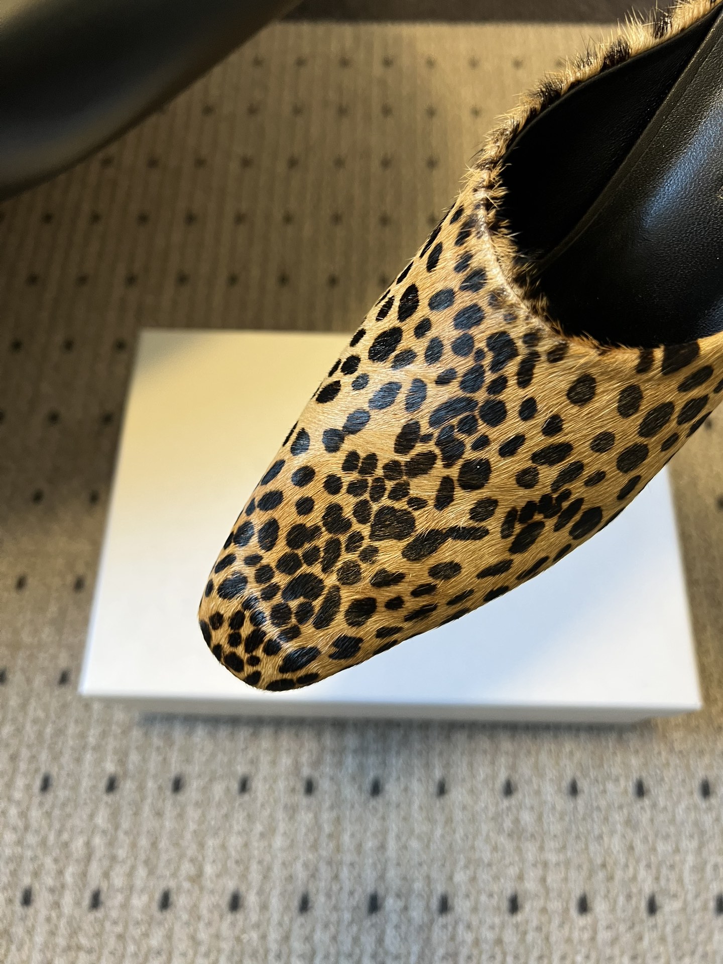 Khait*26ss早春新款尖头穆勒半拖高跟鞋采用微方尖的穆勒半拖鞋型，鞋头线条利落且略带圆润弧度，不挑