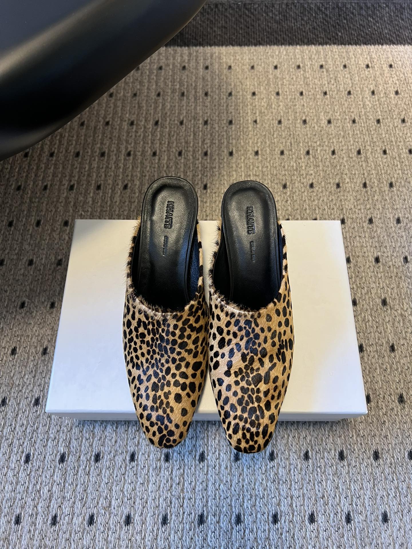 NO:695250,Khait*26ss new early spring pointed-toe Mule half-slipper high heels adopt a slightly square-point Muller half-slipper shape. The toe line is neat and slightly rounded. It can modify the proportion of the foot without picking the foot shape. The heelless design makes it easy to put on and take off. The low-heeled structure takes into account elegance and comfort for daily walking.  The basic black and white models are made of matte and fine leather material, which is soft to the touch and has a high-end texture; the leopard print model is made of horse hair, with a natural three-dimensional texture, adding wild details; the shoe body has no unnecessary decoration, and is only outlined with a simple hemming process, highlighting the brand's low-key luxury. Upper cowhide/horse hair lining Sheepskin outsole Italian leather outsole Increased by 5cm size 35-41 (customized sizes 40 and 41 are not returnable), half drag, high  heels,slippers,cowhide,sheepskin,Leather soles19860909Khait*26ss早春新款尖头穆勒半拖高跟鞋 采用微方尖的穆勒半拖鞋型,鞋头线条利落且略带圆润弧度,不挑脚型还能修饰脚部比例；无后跟的穿脱设计便捷性拉满,低跟的结构兼顾了优雅感与日常行走的舒适度. 基础黑、白款选用哑光细腻的真皮材质,触感软糯且质感高级；豹纹款采用马毛材质,纹理自然立体,增添野性细节；鞋身无多余装饰,仅以简洁的包边工艺勾勒轮廓,凸显品牌低调的奢华感. 鞋面牛皮/马毛 内里羊皮 大底意大利真皮大底 增高5cm size35-41码（40、41码定制不退换）,半拖,high heels,slippers,cowhide,sheepskin,Leather soles,Women's Shoes