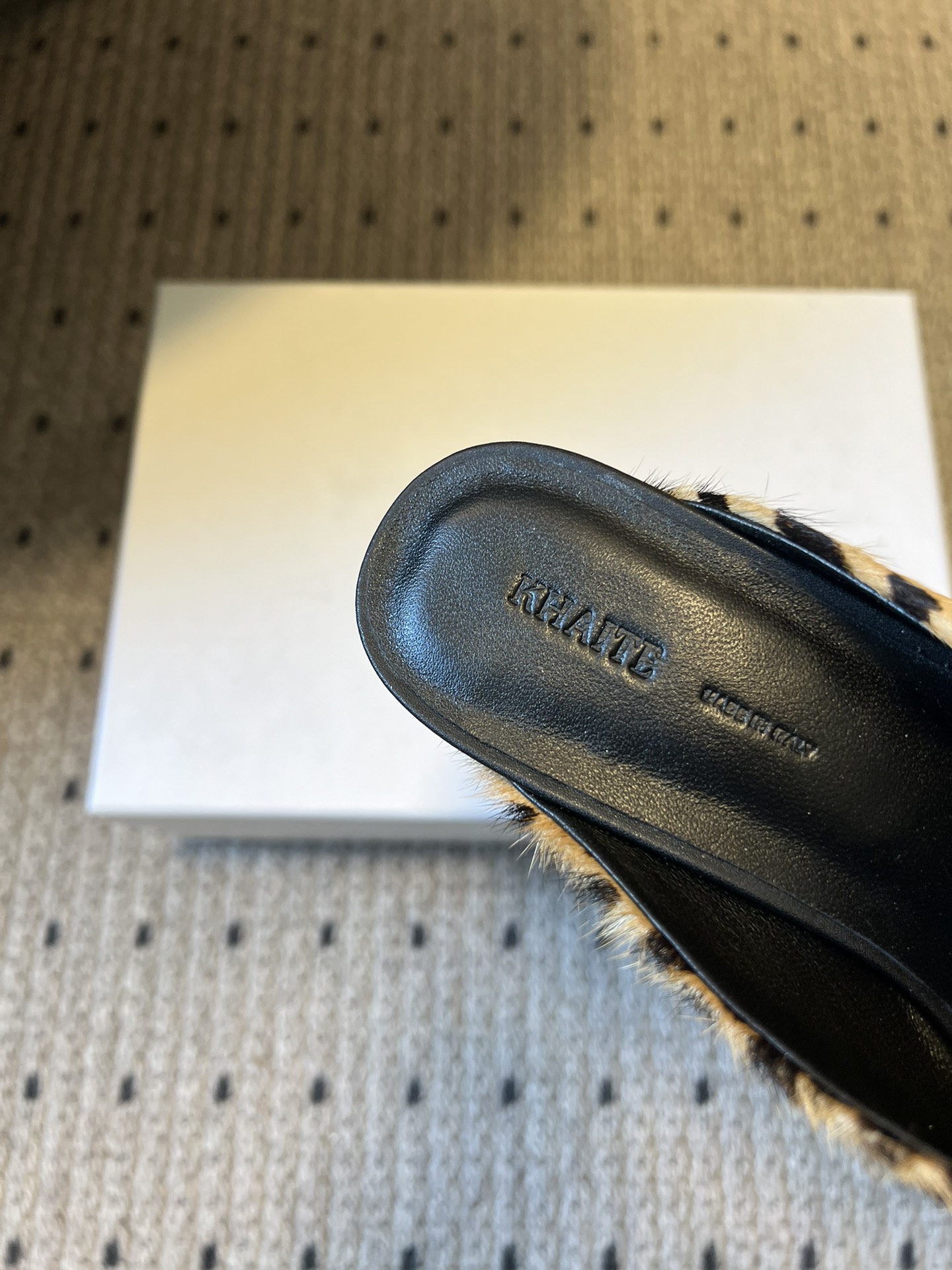 Khait*26ss早春新款尖头穆勒半拖高跟鞋采用微方尖的穆勒半拖鞋型，鞋头线条利落且略带圆润弧度，不挑