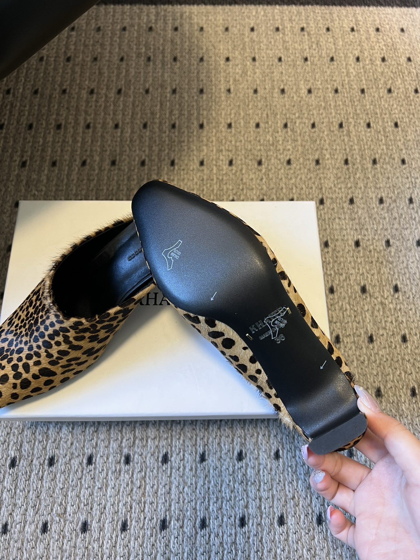 Khait*26ss早春新款尖头穆勒半拖高跟鞋采用微方尖的穆勒半拖鞋型，鞋头线条利落且略带圆润弧度，不挑