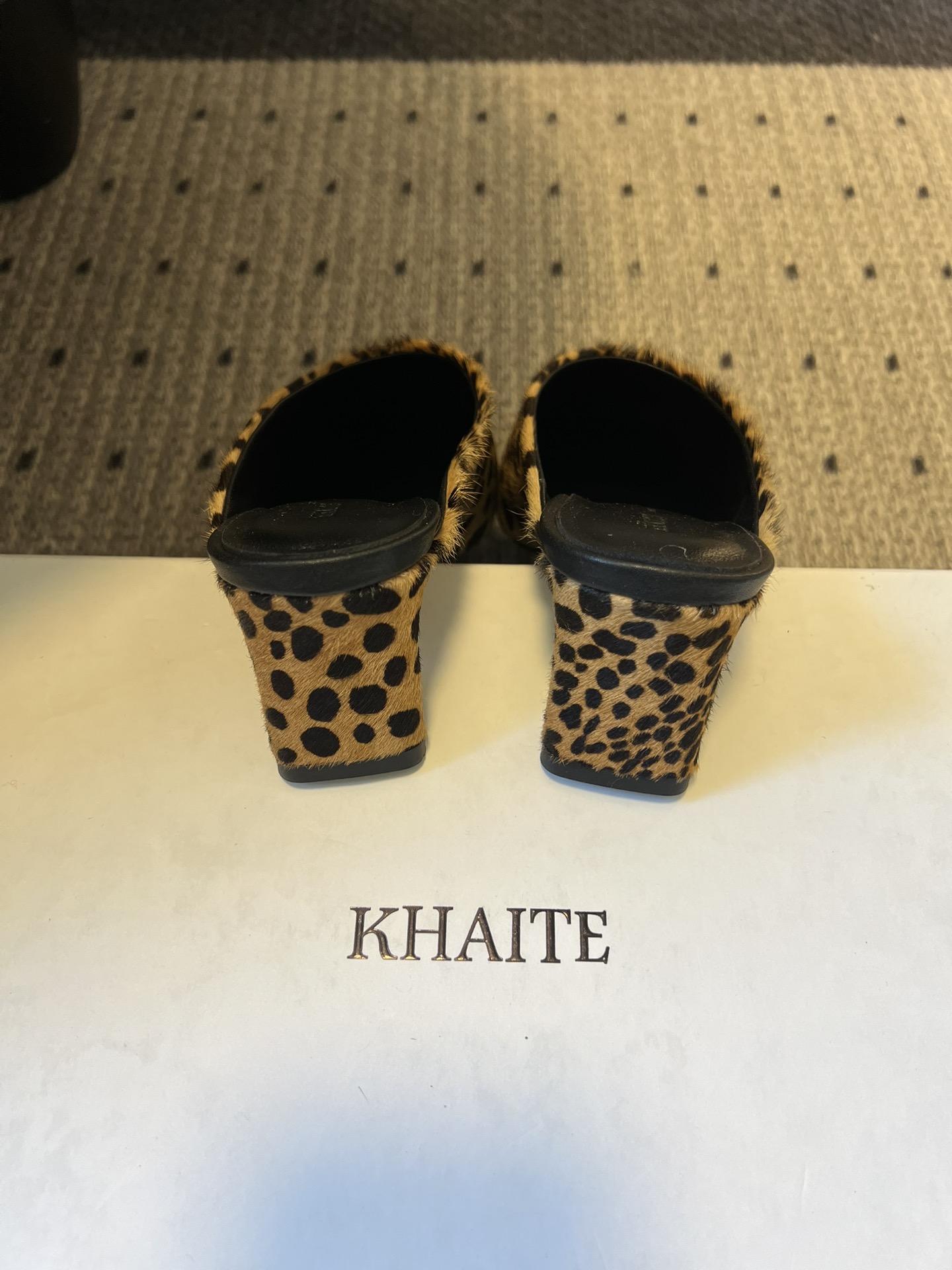 Khait*26ss早春新款尖头穆勒半拖高跟鞋采用微方尖的穆勒半拖鞋型，鞋头线条利落且略带圆润弧度，不挑