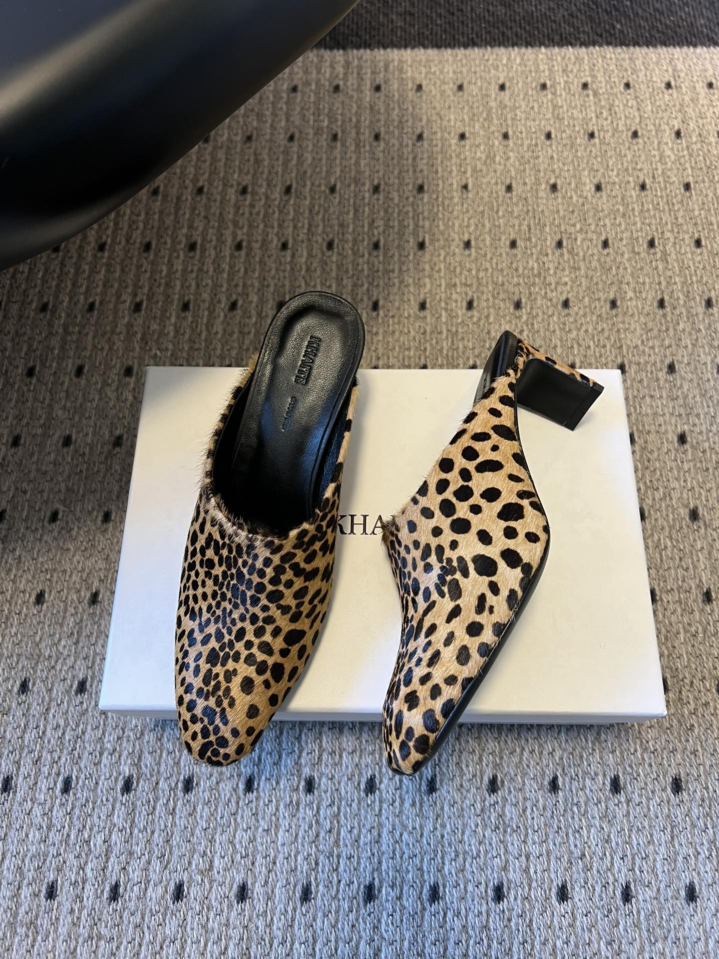 Khait*26ss早春新款尖头穆勒半拖高跟鞋采用微方尖的穆勒半拖鞋型，鞋头线条利落且略带圆润弧度，不挑