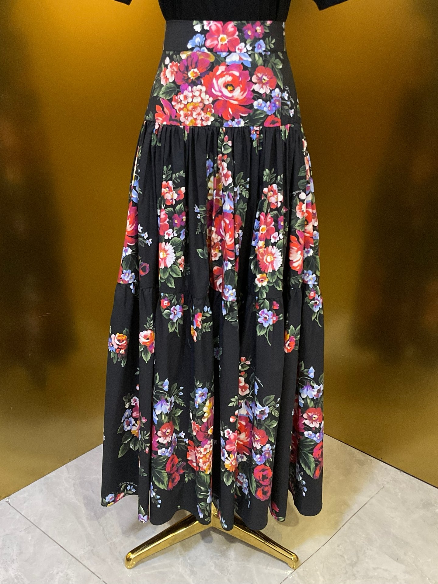 NO:932097,DG new style black bottom large floral poplin cotton printed fashionable long skirt smlxlxxl, Dolce & Gabbana-clothing, Dolce&Gabbana, skirts,19860909DG 新款 黑底大花府绸棉布印花时尚大摆长半裙 smlxlxxl,杜嘉班纳-服装,Dolce&Gabbana,skirts,,Women's clothing