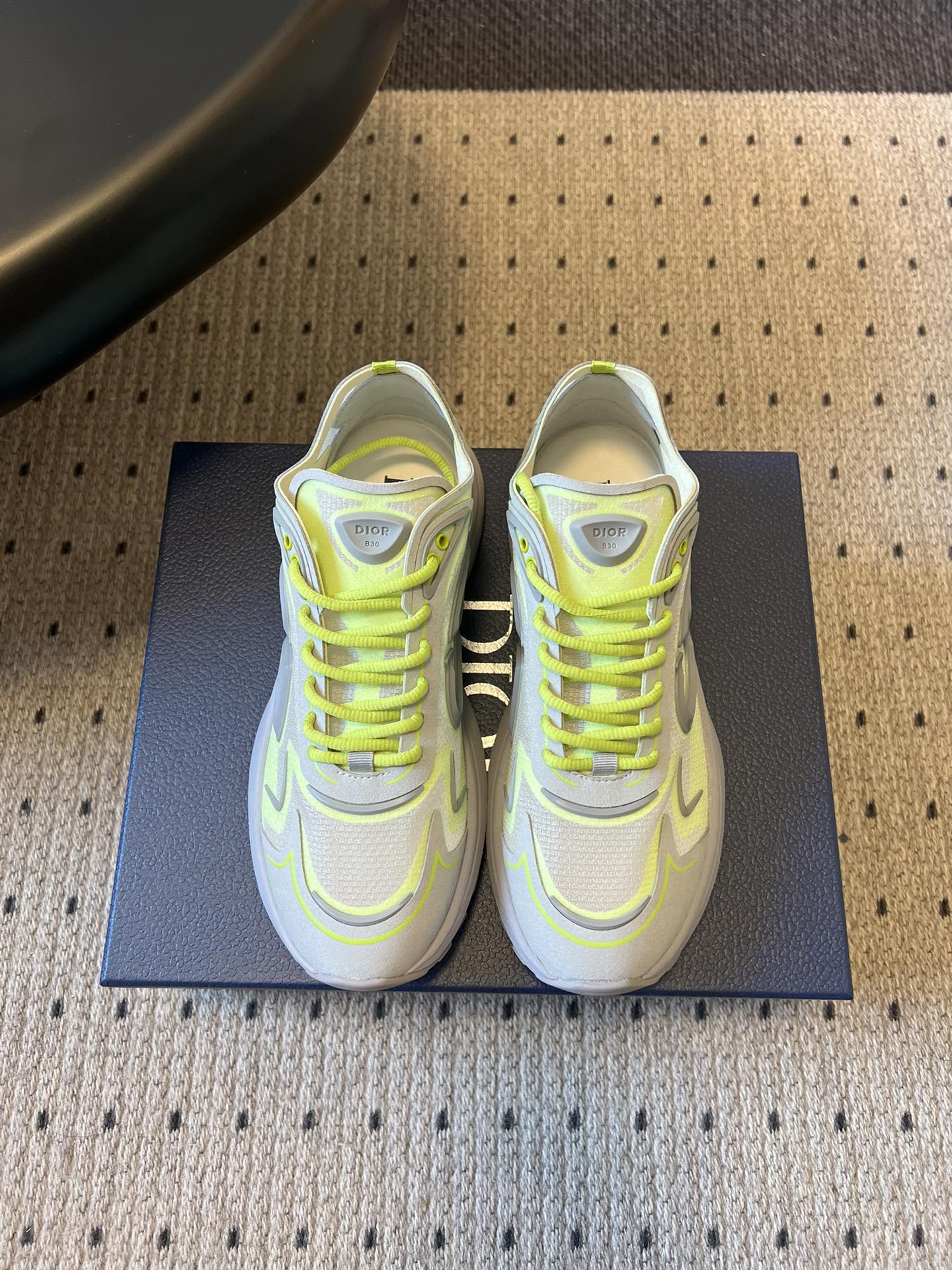 NO:705461,The top version of Dior 26ss early spring new breathable dad shoes sneakers and casual shoes is a retro-futuristic dad shoe. The shoe adopts a shock-absorbing and anti-slip streamlined silhouette, which has both a sporty and trendy feel. It is a popular casual shoe style at the moment. The upper is spliced with mesh cloth to ensure breathability, and the leather enhances the texture. The texture contrast of different materials makes the shoe body more layered.  The body of the shoe is printed with the DIOR letter logo, and the brand elements on the laces, tongue, side, etc. enhance the recognition, and the details reflect the brand design. The outsole has good shock absorption and anti-slip properties, and the wrapping design of the shoe shape also improves the wearing comfort. Original custom electric embroidered upper, mesh lining, original molded outsole, increased 3cm, men's size 39-47, casual shoes/sports shoes, dior, sneakers19860909顶级版本 Dior 26ss早春新品透气老爹鞋运动鞋休闲鞋 属于复古未来主义老爹鞋,鞋型采用减震防滑的流线型轮廓,兼具运动感与潮流感,是当下热门的休闲鞋型.鞋面运用网眼布材质拼接,网布保证透气性,皮革提升质感,不同材质的纹理对比让鞋身更有层次. 鞋身印有DIOR字母标识,鞋带、鞋舌、鞋侧等位置的品牌元素强化辨识度,细节处体现品牌设计感.外底具备良好的减震与防滑性能,鞋型的包裹性设计也提升了穿着的舒适度. 鞋面原版定制电绣鞋面 内里网布 大底原版开模大底 增高3cm Size男码39-47码,休闲鞋/运动鞋,dior,sneakers,Women's Shoes