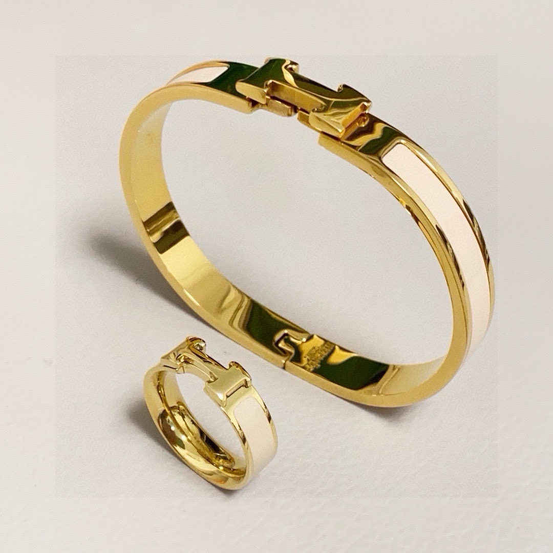 NO:688060,Hermes enamel milk tea color gold edge bracelet small mini version 8mm Seiko version. The narrow version has been loved by MM since its launch. Each color has its own unique brilliance!  The effect is very nice!  The tiniest one!  More durable than ordinary models, it shows fair skin tone, super versatile, suitable for various occasions, can be worn all year round, fine jewelry, hermes, hermes, bracelet, gold19860909爱马仕Hermes珐琅奶茶色黄金边手镯小号迷你版8mm精工版 窄版从上市以来一直深受MM喜爱每一种颜色都有它独一无二的光彩！上手效果非常好看！最细小的一款！比普通款更耐看显肤色白皙超级百搭适合各种场合、一年四季都可佩戴,饰品精品,hermes,hermes,bracelet,gold,Jewelry