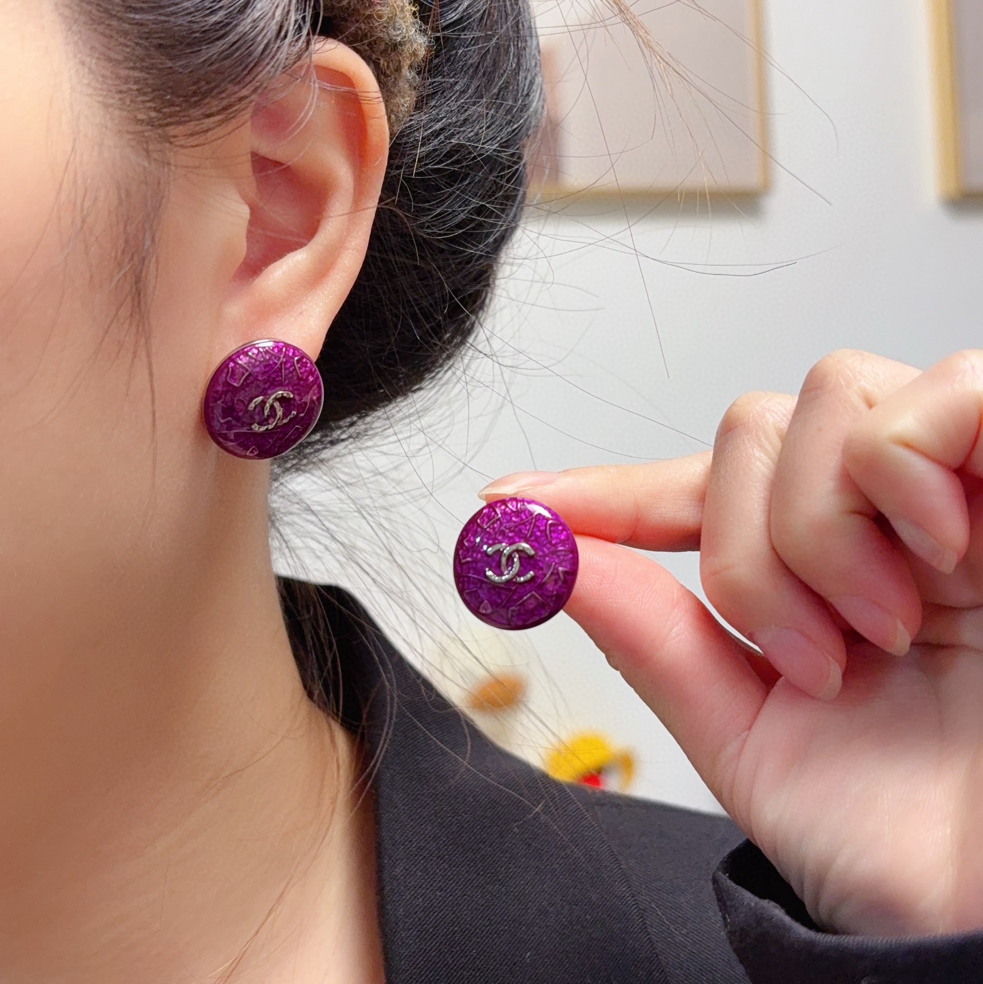 NO:688079,Chanel Chanel High Version Purple Double C Stud Earrings. This is a very good-looking and versatile fashion item that can be matched with any other. It is a daily style. It is very flattering to the face. It is very classy and very elegant. The fragrant earrings are so delicate and ladylike. Really 9.25 silver needles, fine jewelry, chanel, chanel.19860909Chanel 香奈儿高版本紫色双C耳钉 这款随意搭配都是非常好看百搭时尚单品 日常款 很修饰脸型 很上档次的 很优雅气质 香香的耳钉实在是太精致了、淑女大气 真的9.25银针,饰品精品,chanel,chanel,Jewelry