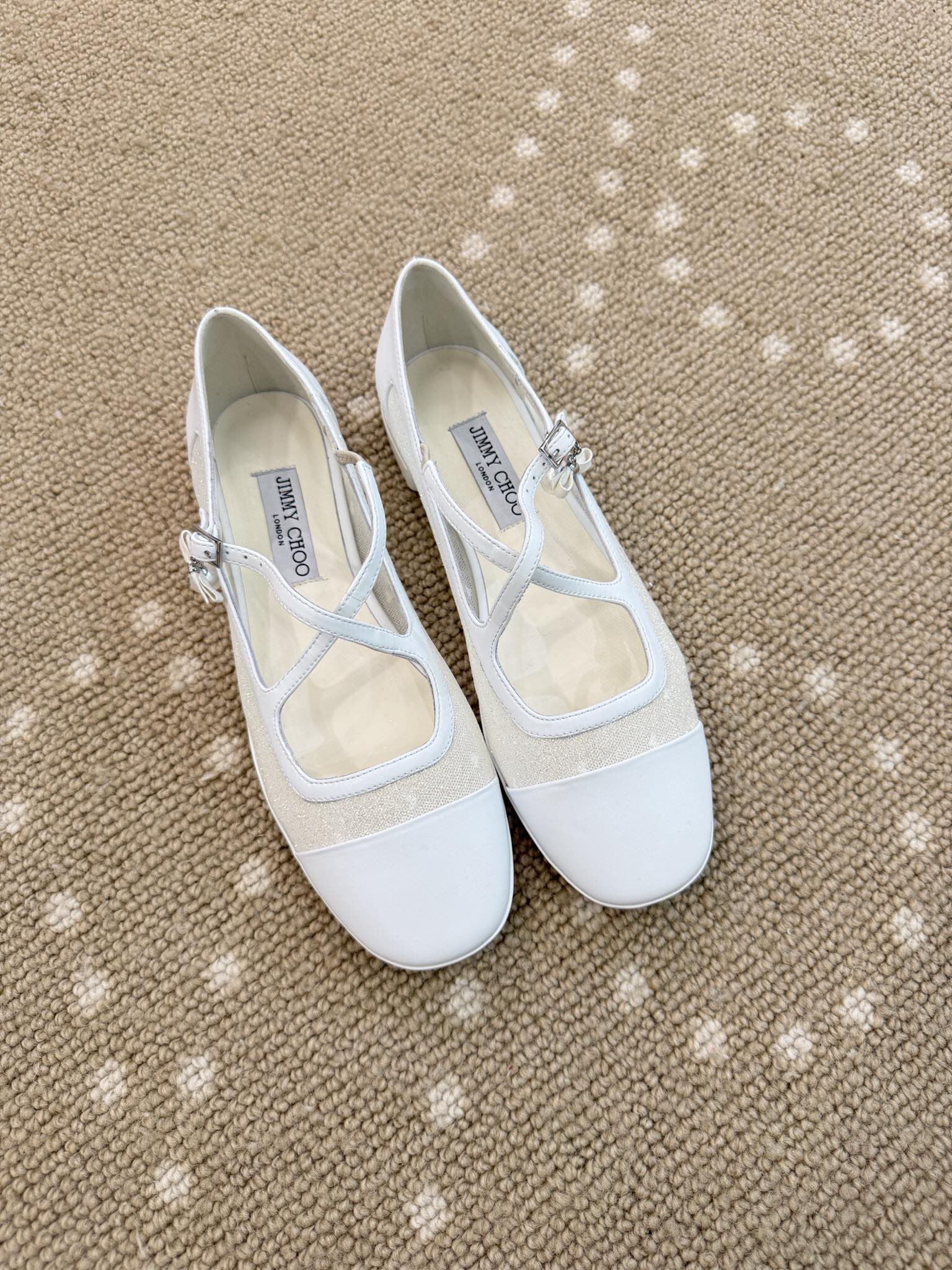 NO:706618,Jimmy Cho*26 new mesh cross-strap flats, imported mesh fabric. The feet are made of imported grain sheepskin. Skin-friendly and breathable. Pearl pendant decoration, exquisite and elegant. Original rubber outsole!  Size 34/35/36/37/38/39/40 (34.40.set), ballet shoes, jimmy choo, flats, sheepskin19860909Jimmy Cho*26新款网纱交叉绑带平底鞋 进口网纱面料.垫脚采用进口粒面羊皮.亲肤透气. 珍珠吊坠装饰 精致 优雅. 原版橡胶大底！ 码数34/35/36/37/38/39/40（34.40.定）,芭蕾舞鞋,jimmy choo,flats,sheepskin,Women's Shoes