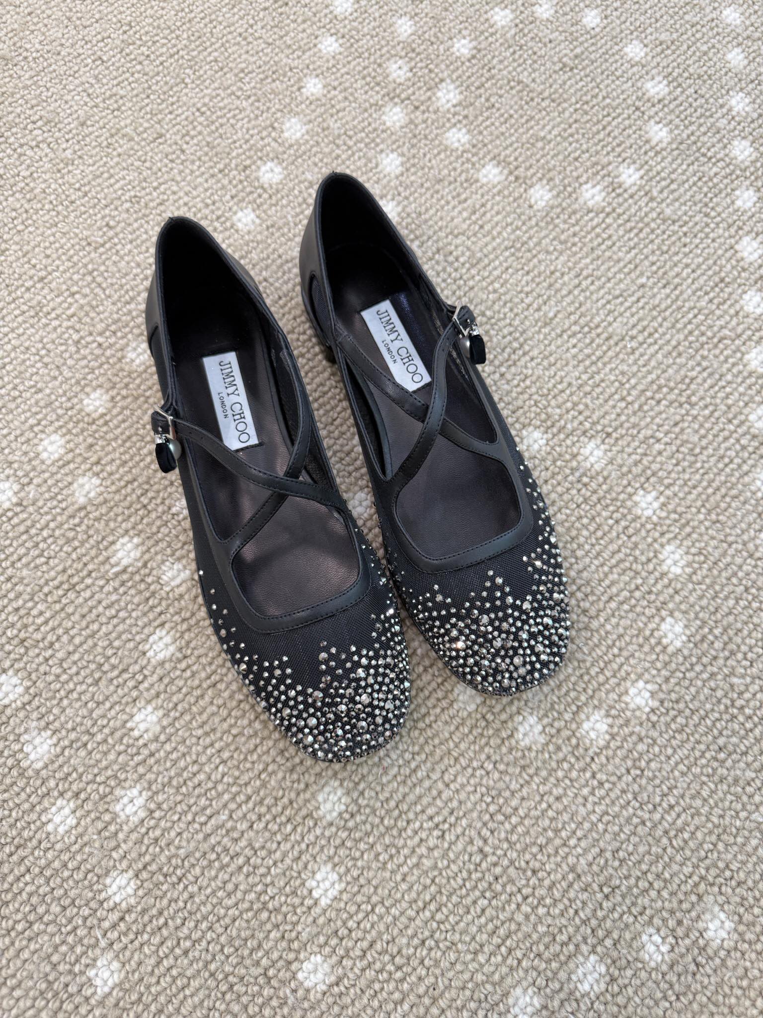 NO:706596,Jimmy Cho*26 new mesh cross-strap flats, imported mesh fabric. Gypsophila embellished with diamonds, the feet are made of imported grain sheepskin. Skin-friendly and breathable. Pearl pendant decoration, exquisite and elegant. Original rubber outsole!  Size 34/35/36/37/38/39/40 (34.40.set), ballet shoes, jimmy choo, flats, sheepskin19860909Jimmy Cho*26新款网纱交叉绑带平底鞋 进口网纱面料.满天星饰钻,垫脚采用进口粒面羊皮.亲肤透气. 珍珠吊坠装饰 精致 优雅. 原版橡胶大底！ 码数34/35/36/37/38/39/40（34.40.定）,芭蕾舞鞋,jimmy choo,flats,sheepskin,Women's Shoes