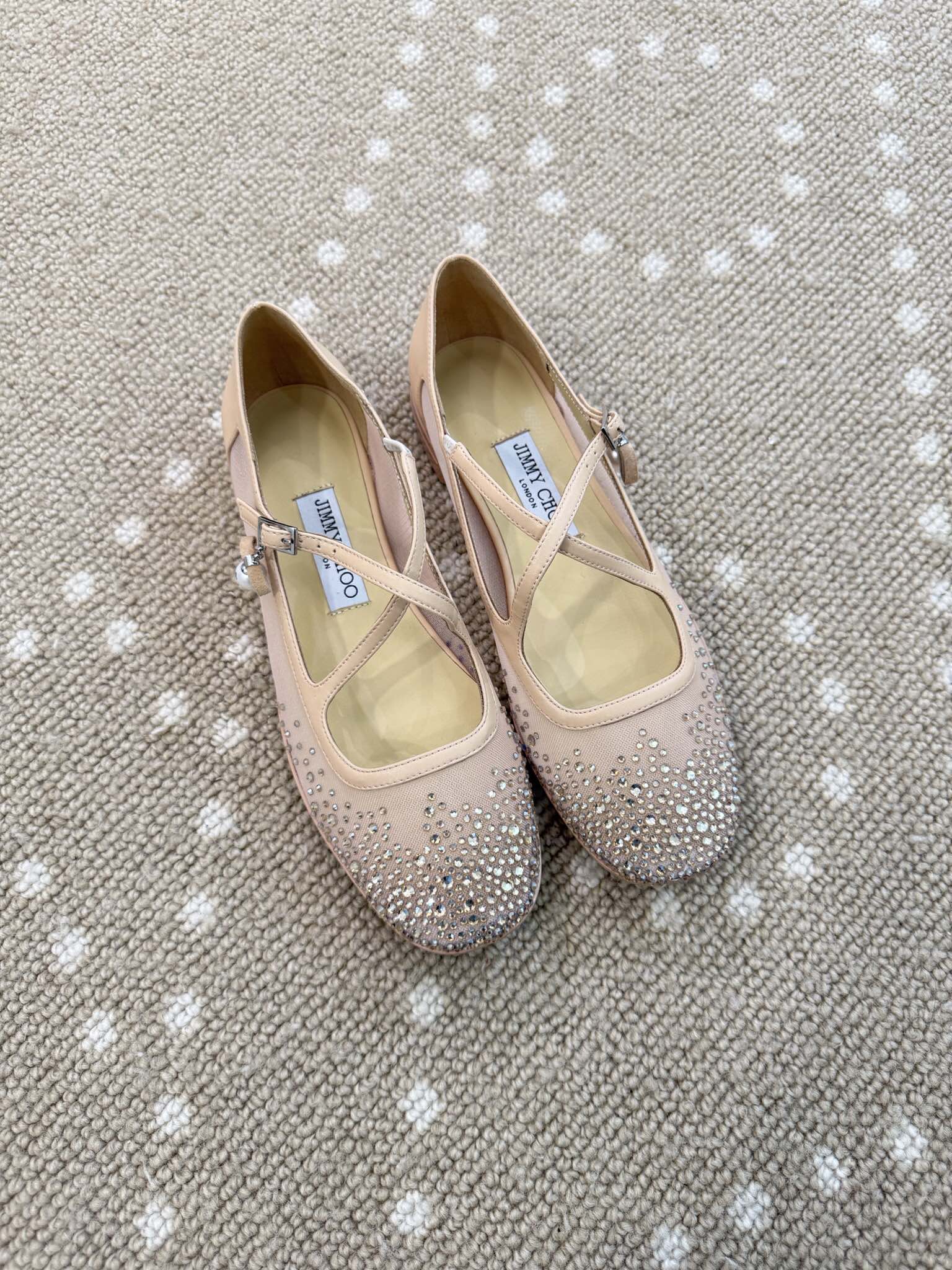 NO:706598,Jimmy Cho*26 new mesh cross-strap flats, imported mesh fabric. Gypsophila embellished with diamonds, the feet are made of imported grain sheepskin. Skin-friendly and breathable. Pearl pendant decoration, exquisite and elegant. Original rubber outsole!  Size 34/35/36/37/38/39/40 (34.40.set), ballet shoes, jimmy choo, flats, sheepskin19860909Jimmy Cho*26新款网纱交叉绑带平底鞋 进口网纱面料.满天星饰钻,垫脚采用进口粒面羊皮.亲肤透气. 珍珠吊坠装饰 精致 优雅. 原版橡胶大底！ 码数34/35/36/37/38/39/40（34.40.定）,芭蕾舞鞋,jimmy choo,flats,sheepskin,Women's Shoes