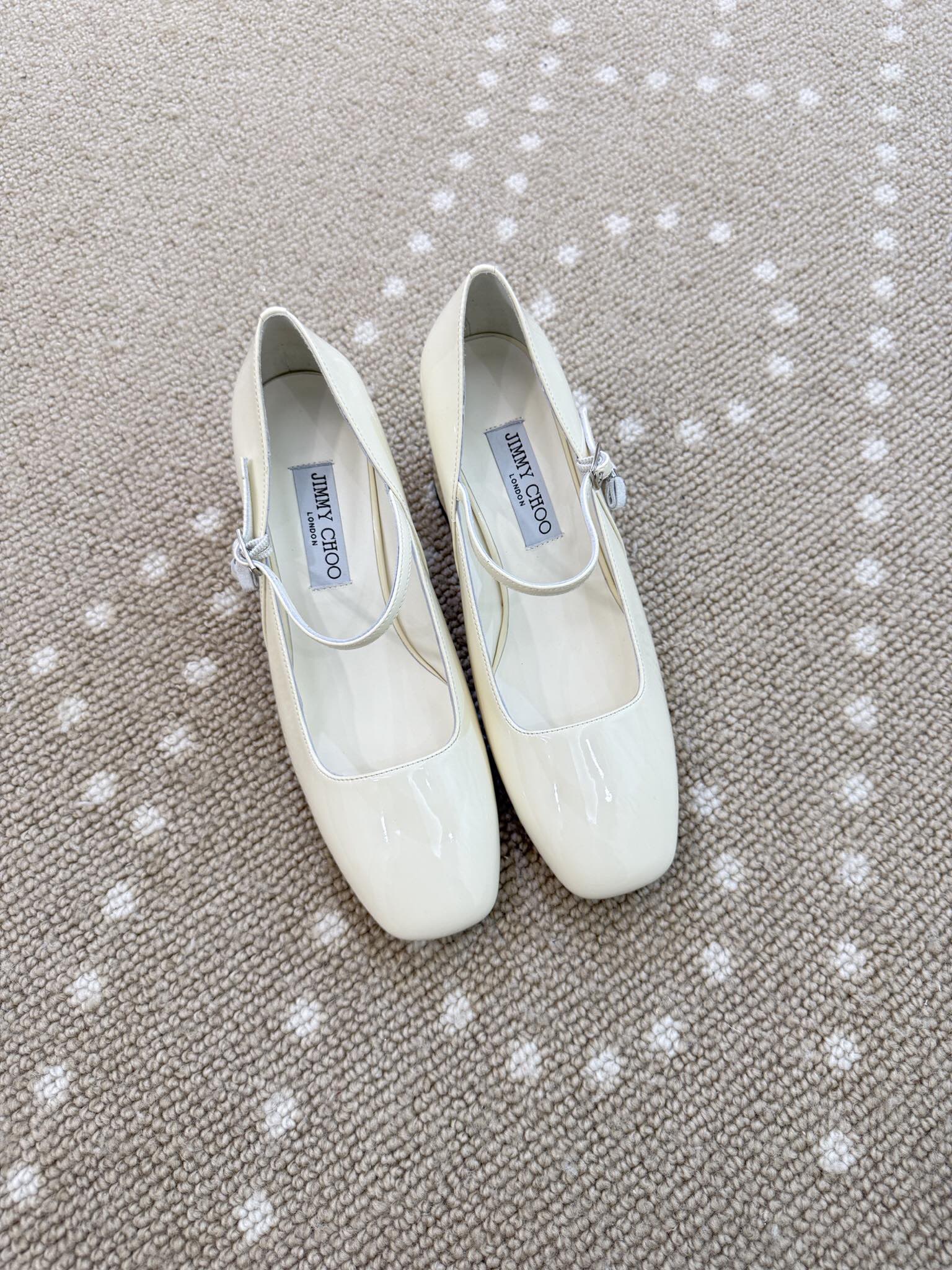 NO:706602,Jimmy Choo26 new series of square toe Mary Jane high heels, classic shoe design, decorated with pearl pendants. The upper is made of imported cow patent leather, the inner foot pads are all imported crystal sheepskin, and the back cover is also made of the same sheepskin as the original!  Original molded heel, Italian leather outsole!  Heel height 8cm, size 34/35/36/37/38/39/40 (set at 34.40.), high heels, single shoes, jimmy choo, mary jane, high heels, sheepskin, Leather soles19860909Jimmy Choo26新款系列方圆头玛丽珍高跟鞋 经典鞋型设计,珍珠吊坠装饰. 鞋面采用进口牛漆皮面,内里垫脚均进口水晶羊皮,后套里也跟原版一样用的绵羊皮！ 原版开模鞋跟,意大利真皮大底！ 跟高8cm 码数34/35/36/37/38/39/40（34.40.定）,高跟鞋单鞋,jimmy choo,mary jane,high heels,sheepskin,Leather soles,Women's Shoes