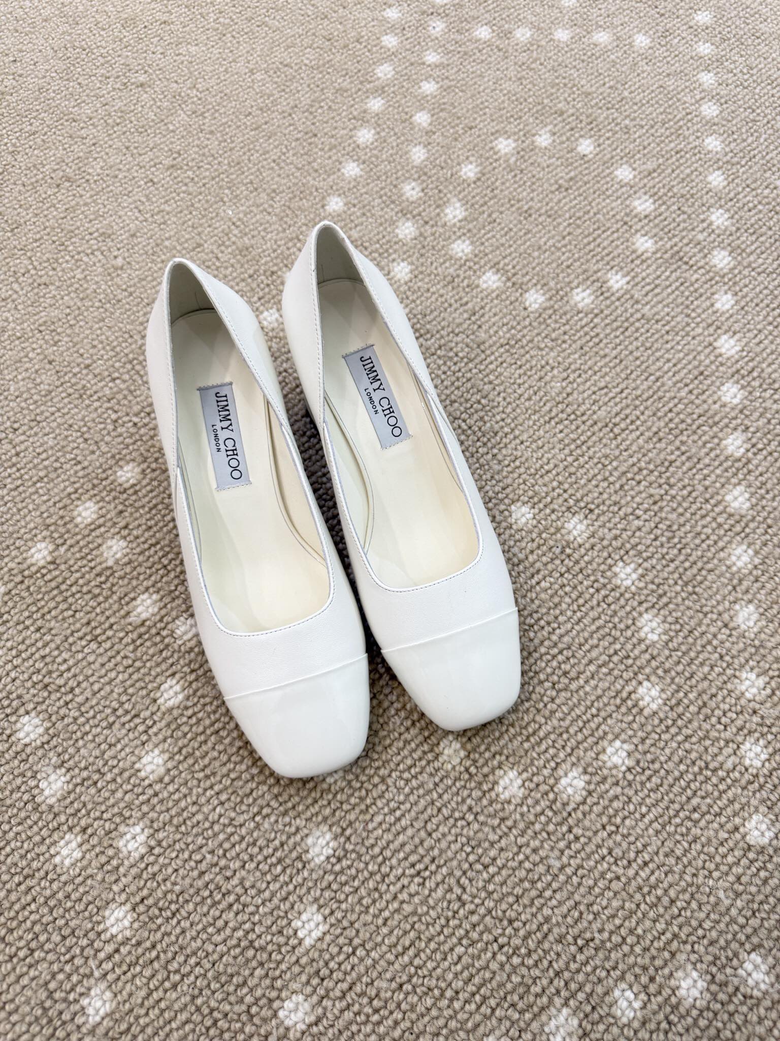 NO:706604,Jimmy Choo26 new series of square and round toe high heels have a classic shoe design and are decorated with pearl pendants. The upper is made of imported sheepskin and patent leather, the inner foot pads are all imported crystal sheepskin, and the back cover is also made of the same sheepskin as the original!  Original molded heel, Italian leather outsole!  Heel height 8cm, size 34/35/36/37/38/39/40 (set at 34.40.), high-heeled shoes, jimmy choo, high heels, sheepskin, Leather soles19860909Jimmy Choo26新款系列方圆头高跟鞋 经典鞋型设计,珍珠吊坠装饰. 鞋面采用进口羊皮拼漆皮面,内里垫脚均进口水晶羊皮,后套里也跟原版一样用的绵羊皮！ 原版开模鞋跟,意大利真皮大底！ 跟高8cm 码数34/35/36/37/38/39/40（34.40.定）,高跟鞋单鞋,jimmy choo,high heels,sheepskin,Leather soles,Women's Shoes